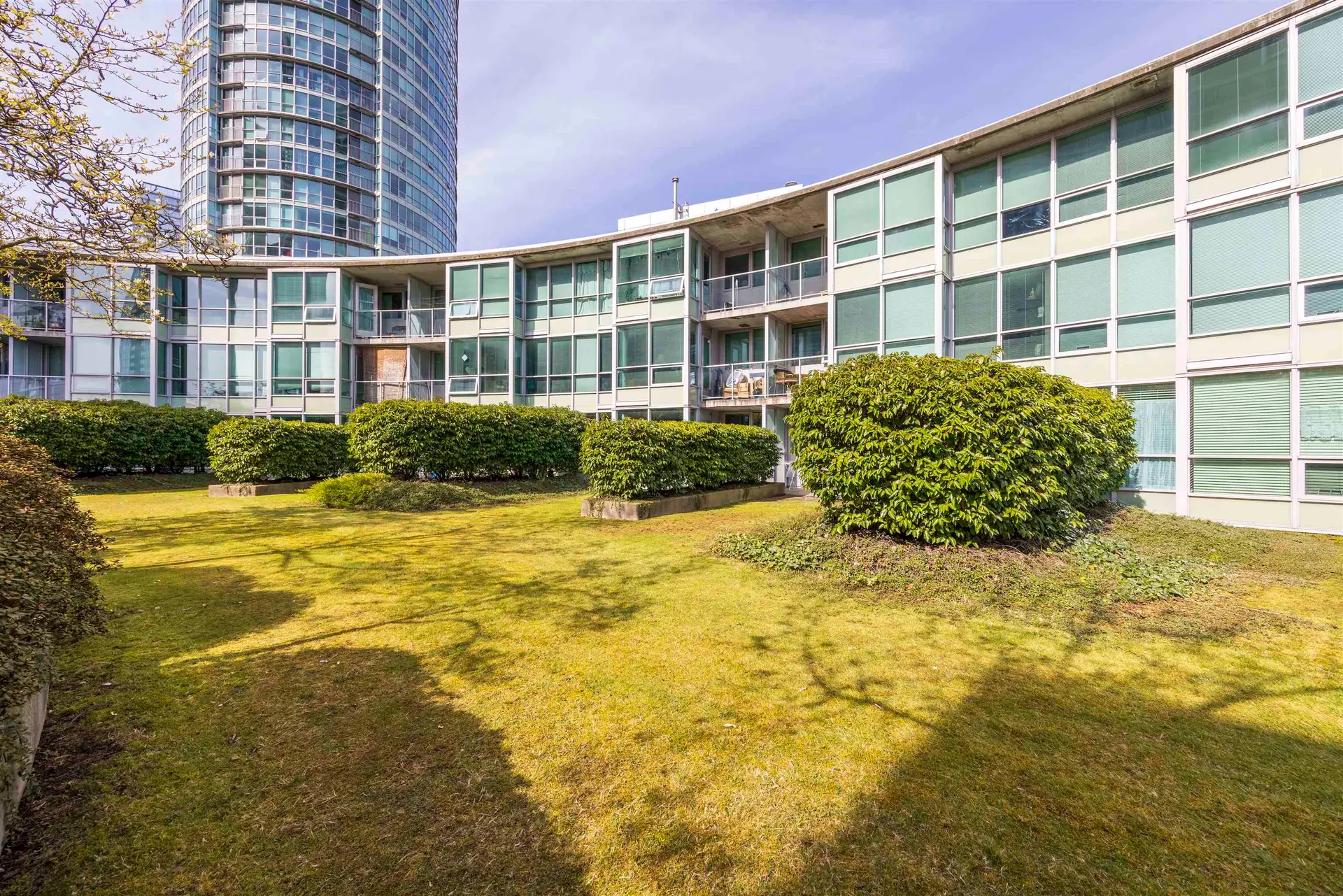 #611 6028 Willingdon - Image 2