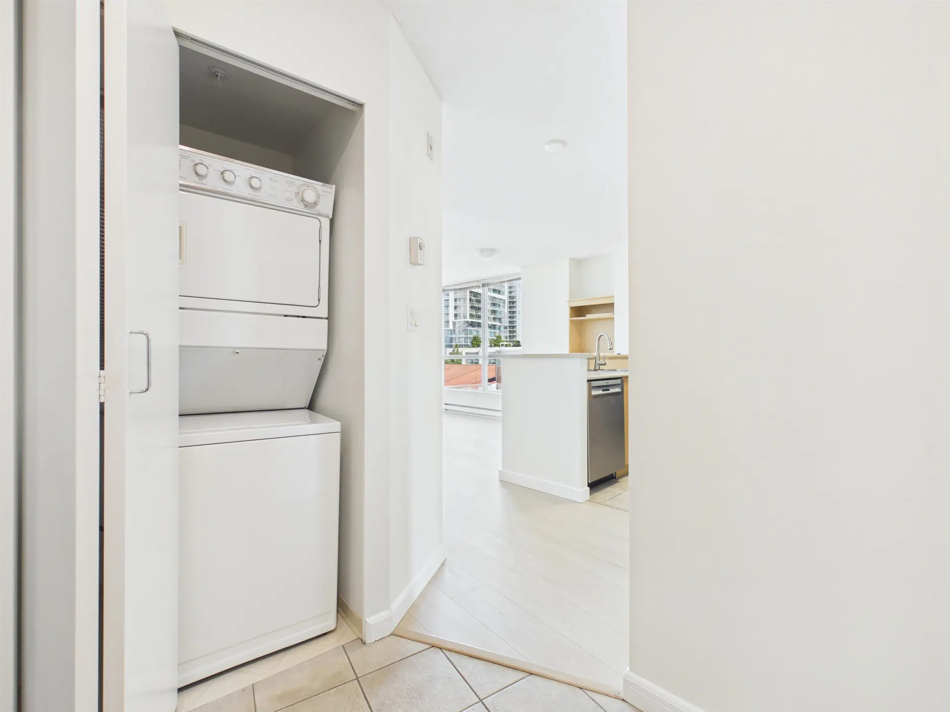 #611 6028 Willingdon - Image 7