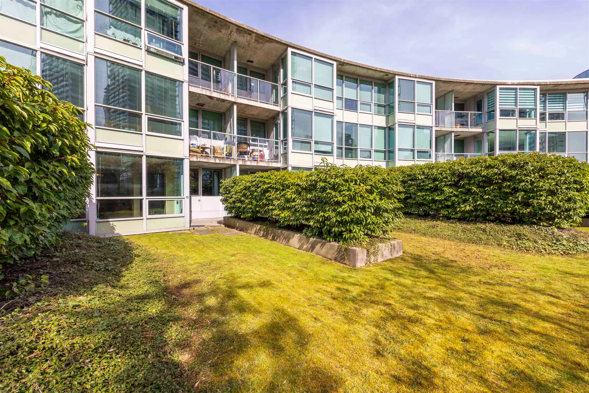 #611 6028 Willingdon - Image 3