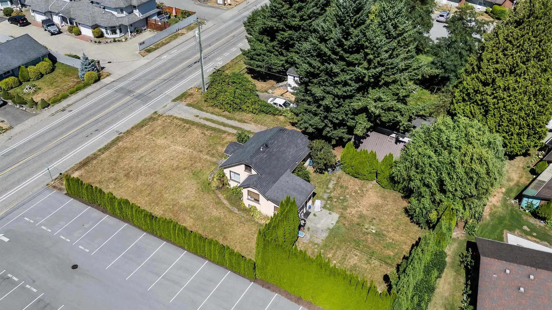 9438 Broadway - Image 8