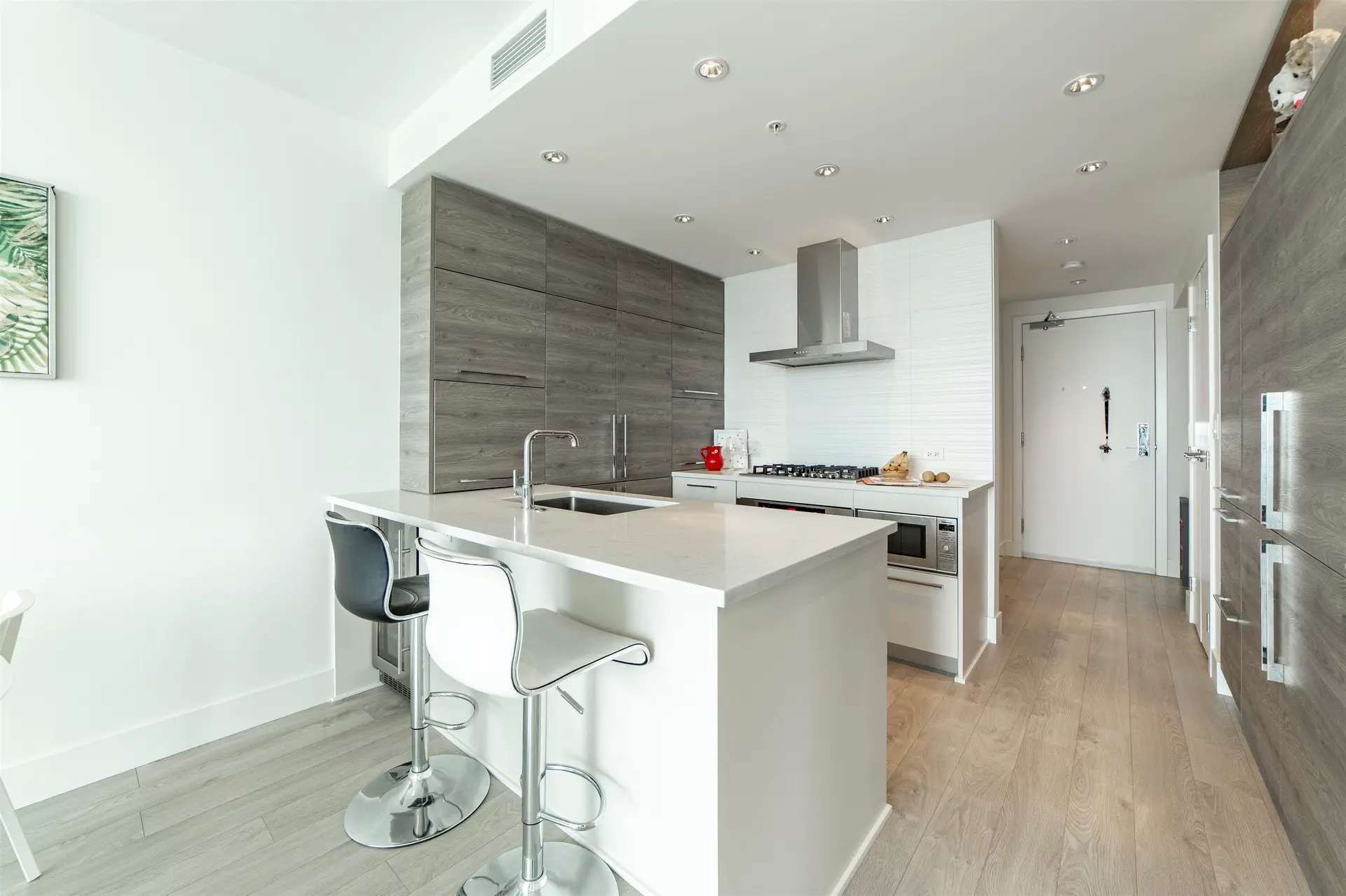 #1806 7388 Kingsway - Image 2