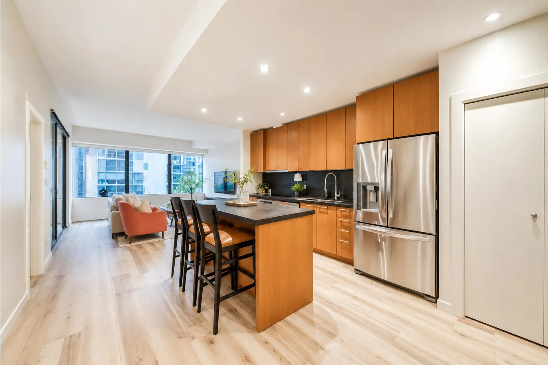 #915 1333 W Georgia Street - Image 4