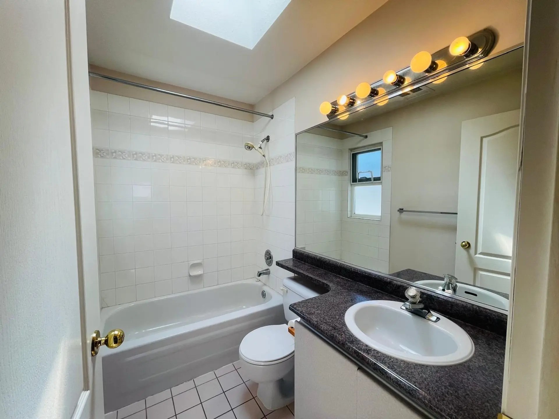 #302 2288 Newport Avenue - Image 9