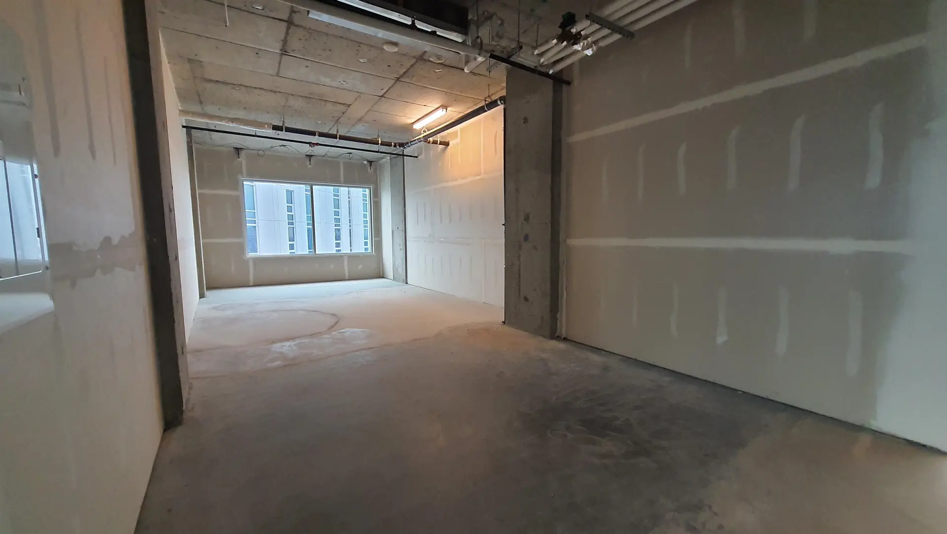 # 1075 8477 BRIDGEPORT ROAD - Image 4