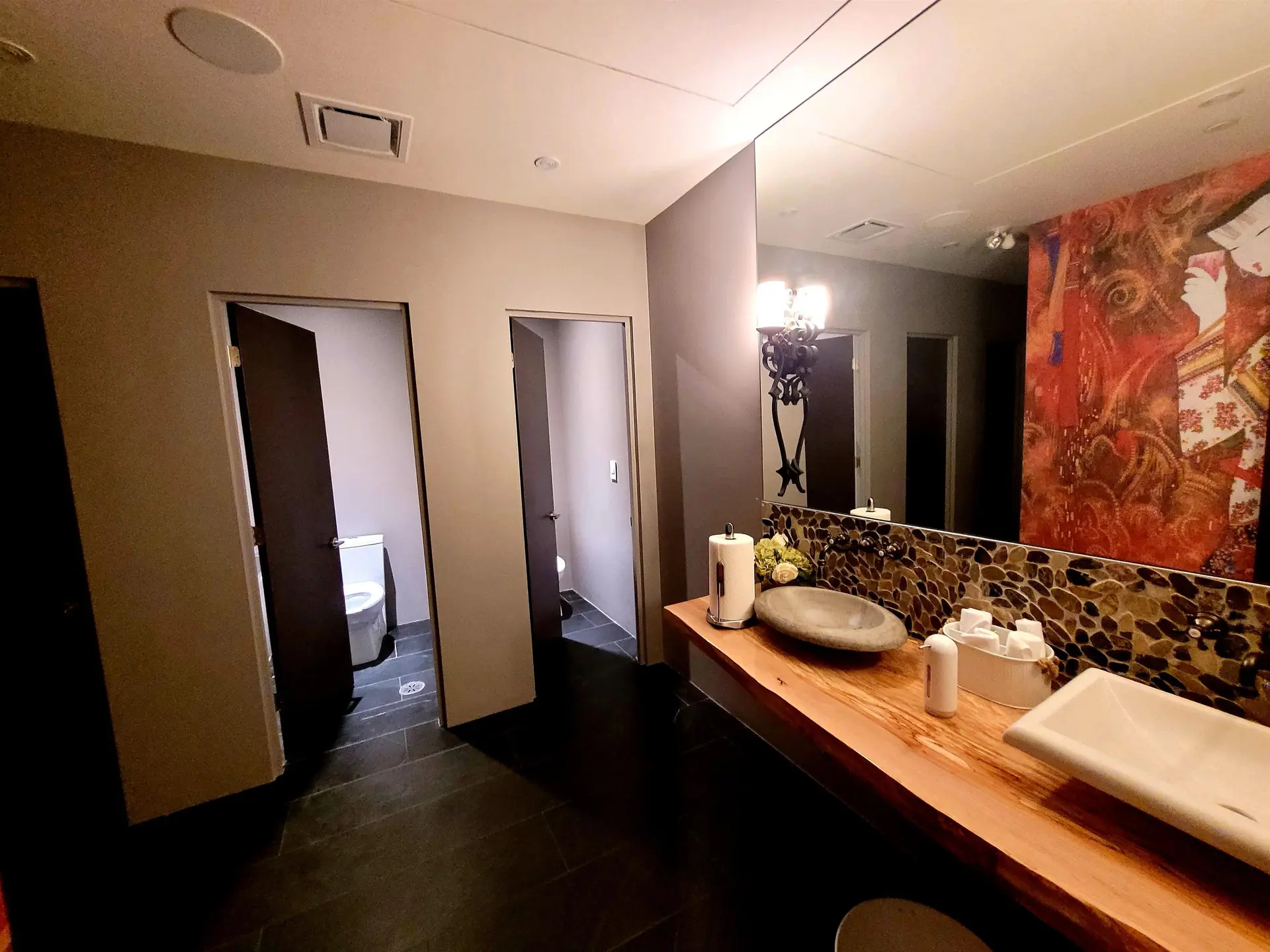 # 500/550 8111 ANDERSON ROAD - Image 9