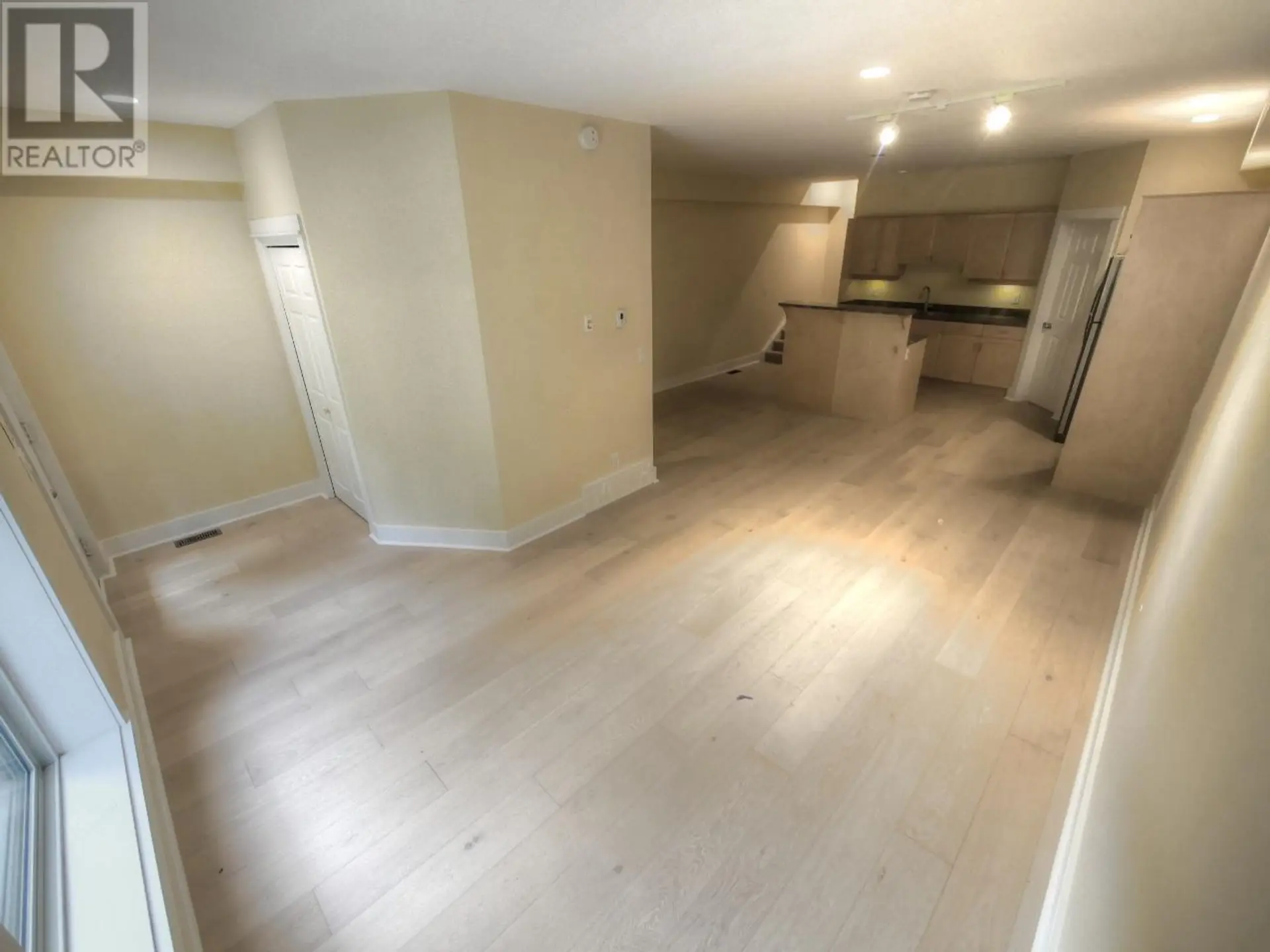 #9 912 SLOCAN Street - Image 3