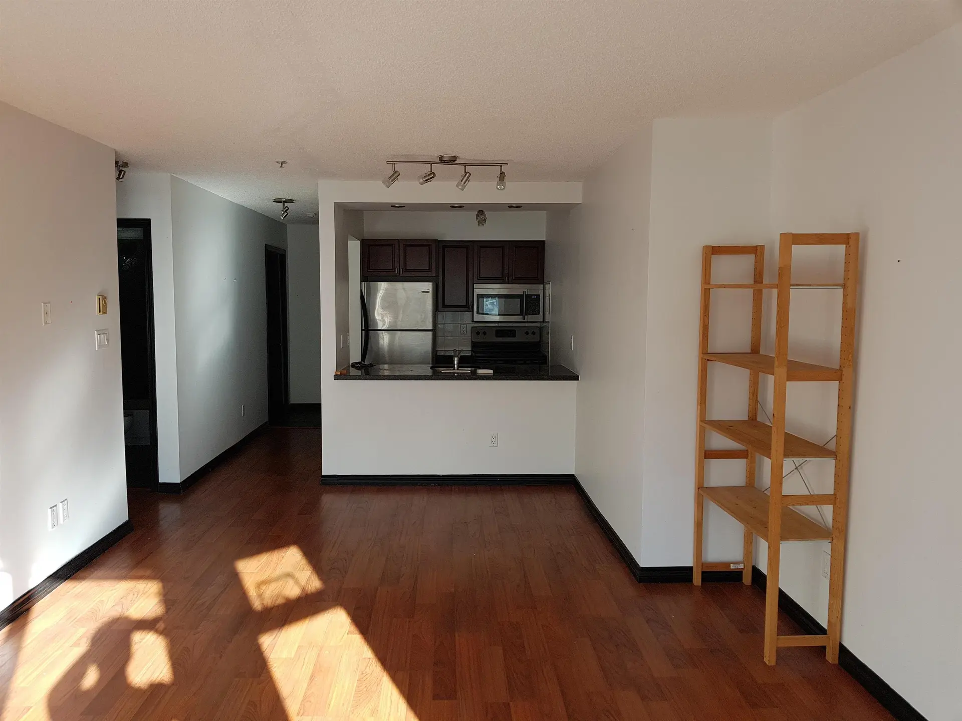 #302 921 Thurlow Street - Image 2