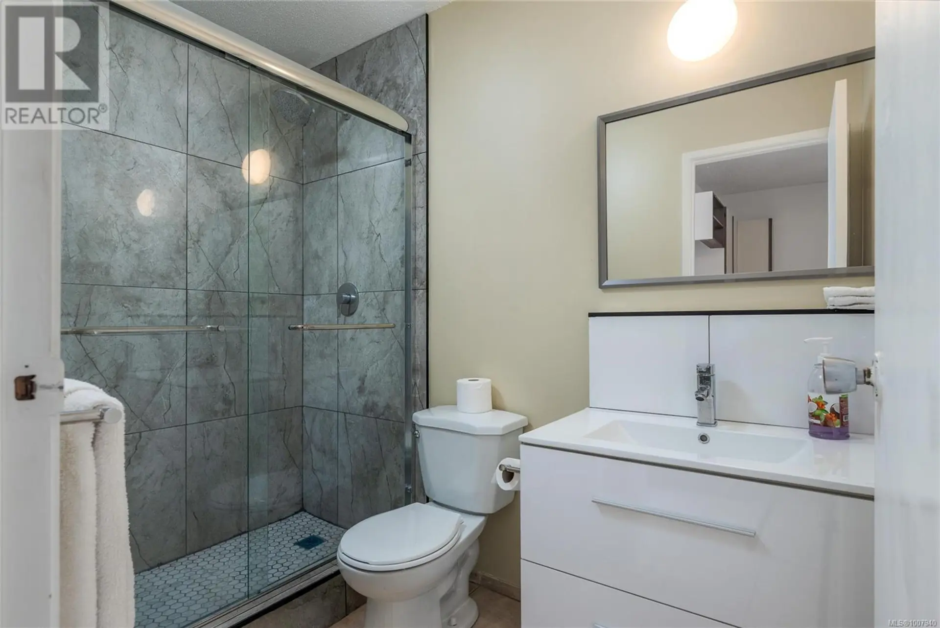 1558 Chaplin St - Image 4