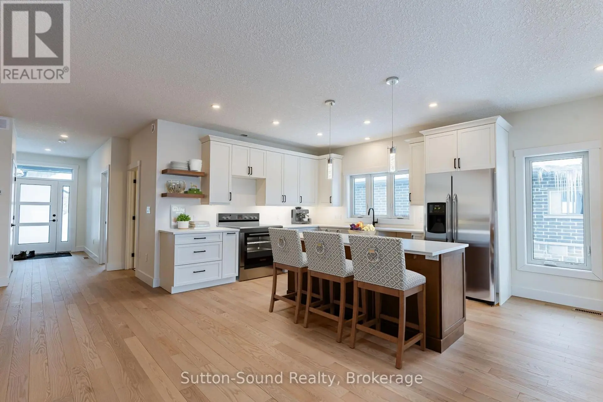 325 6TH AVENUE W - Image 2