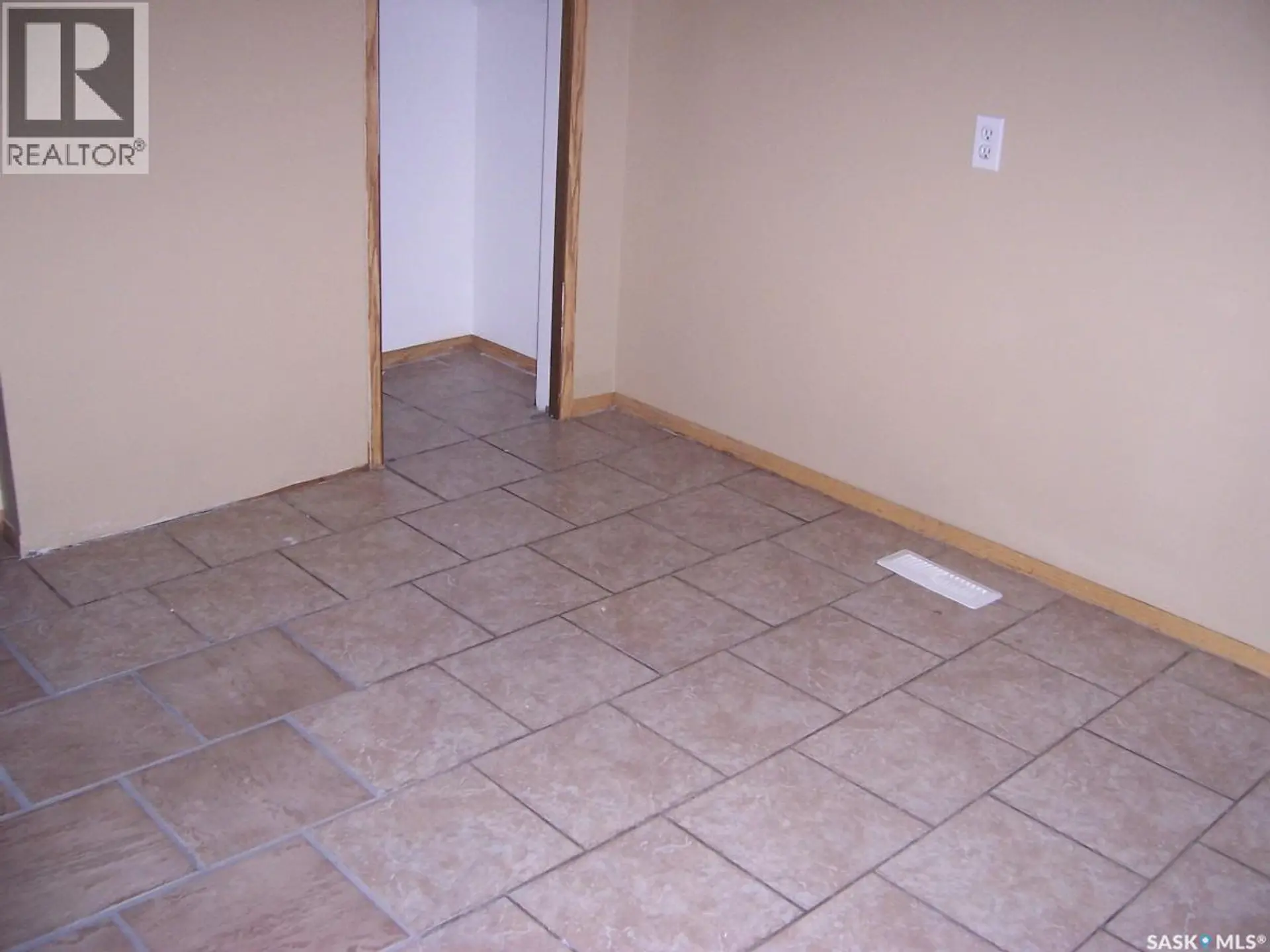 843 7TH STREET E - Image 14