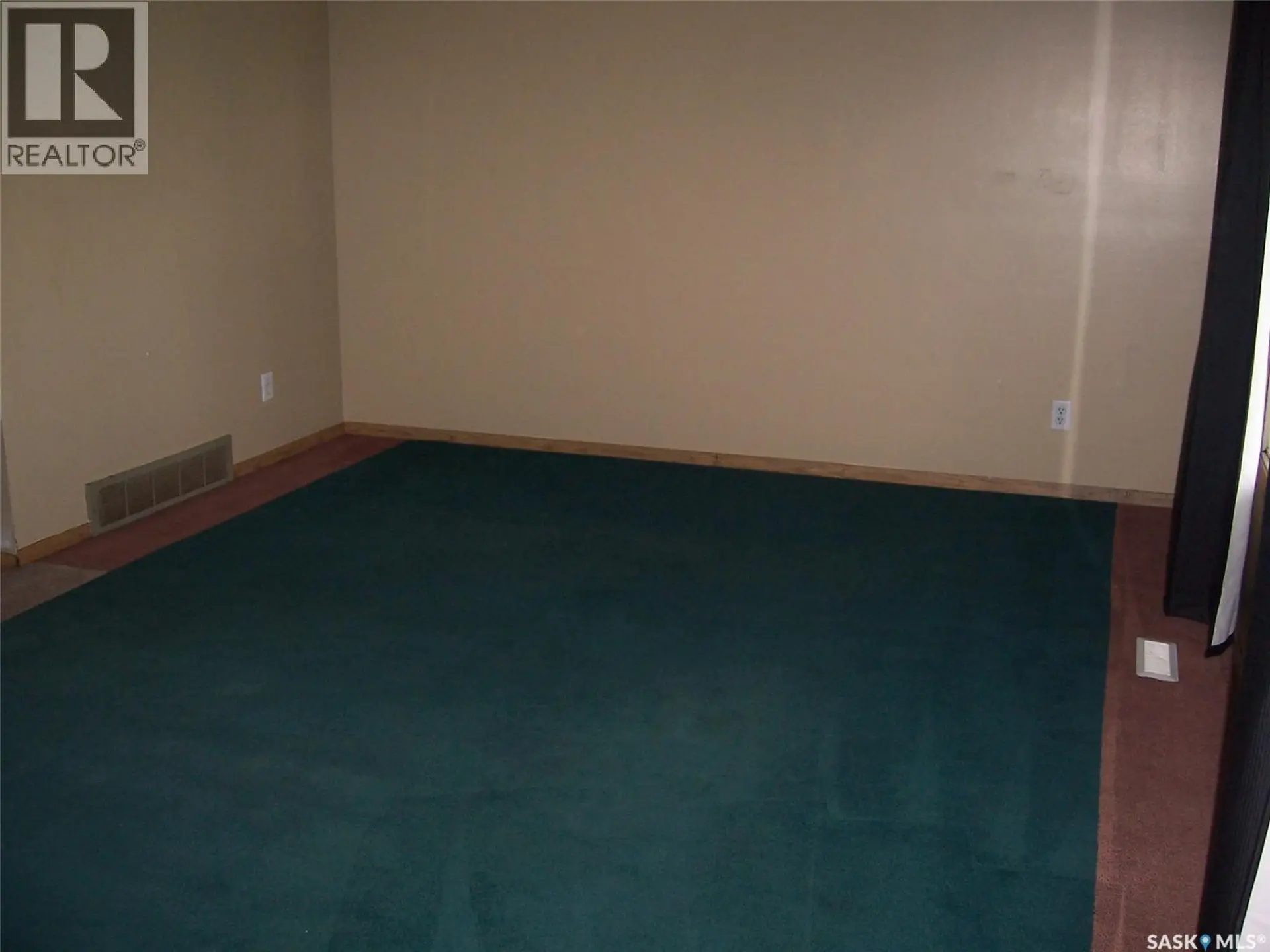 843 7TH STREET E - Image 17