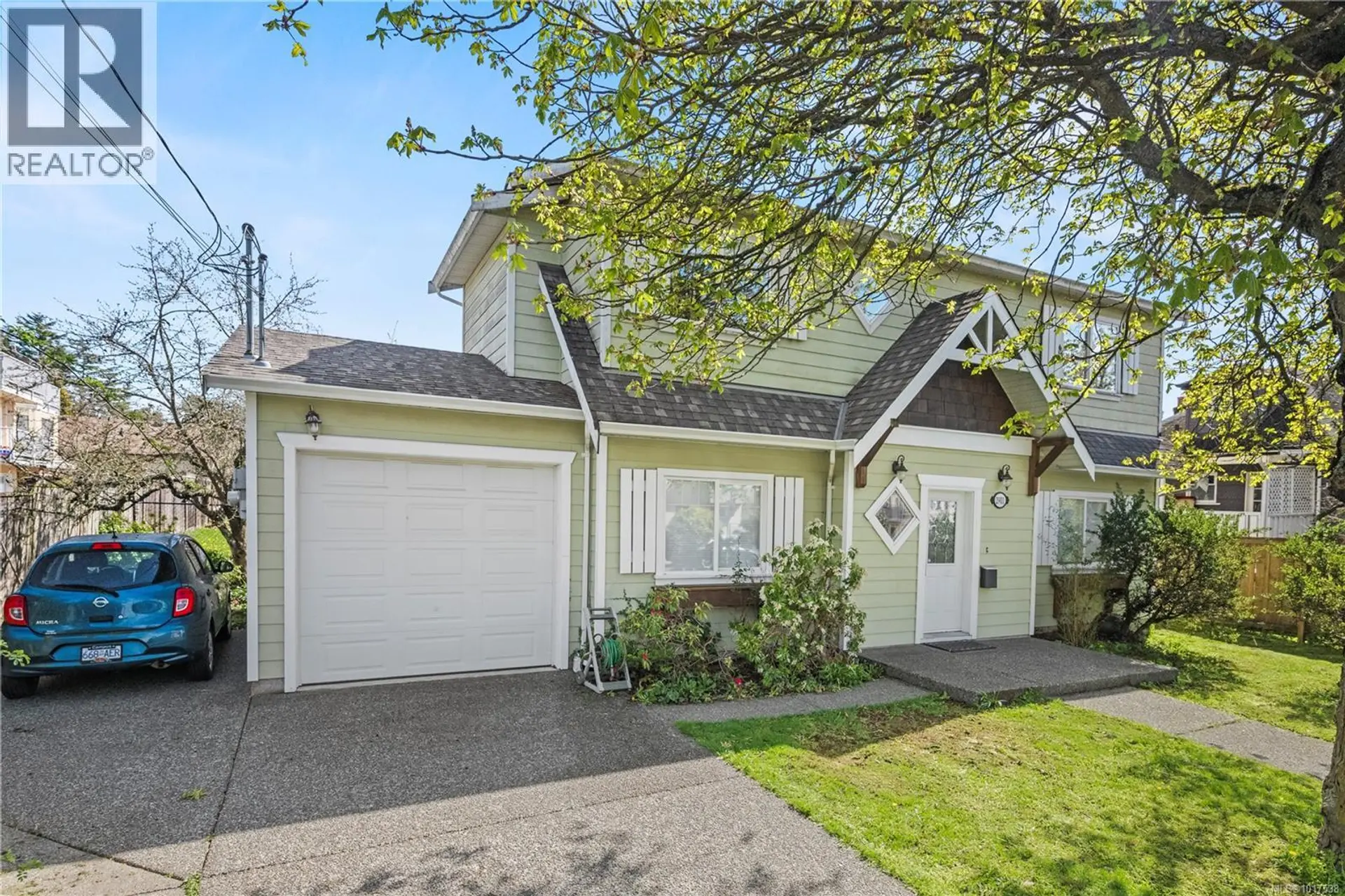 Property at 2901 Harriet Rd, Victoria, BC