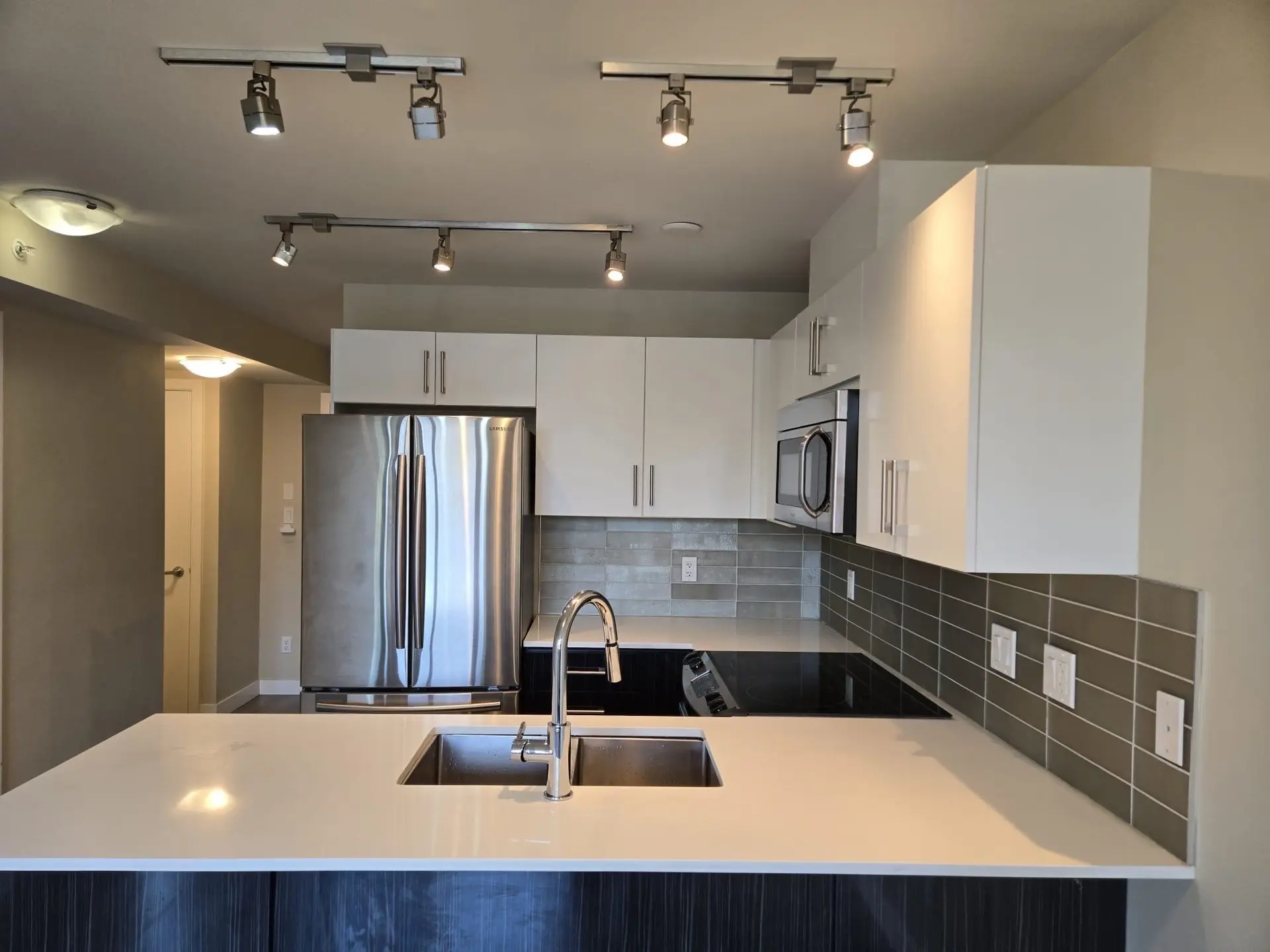 #512 2689 Kingsway - Image 3