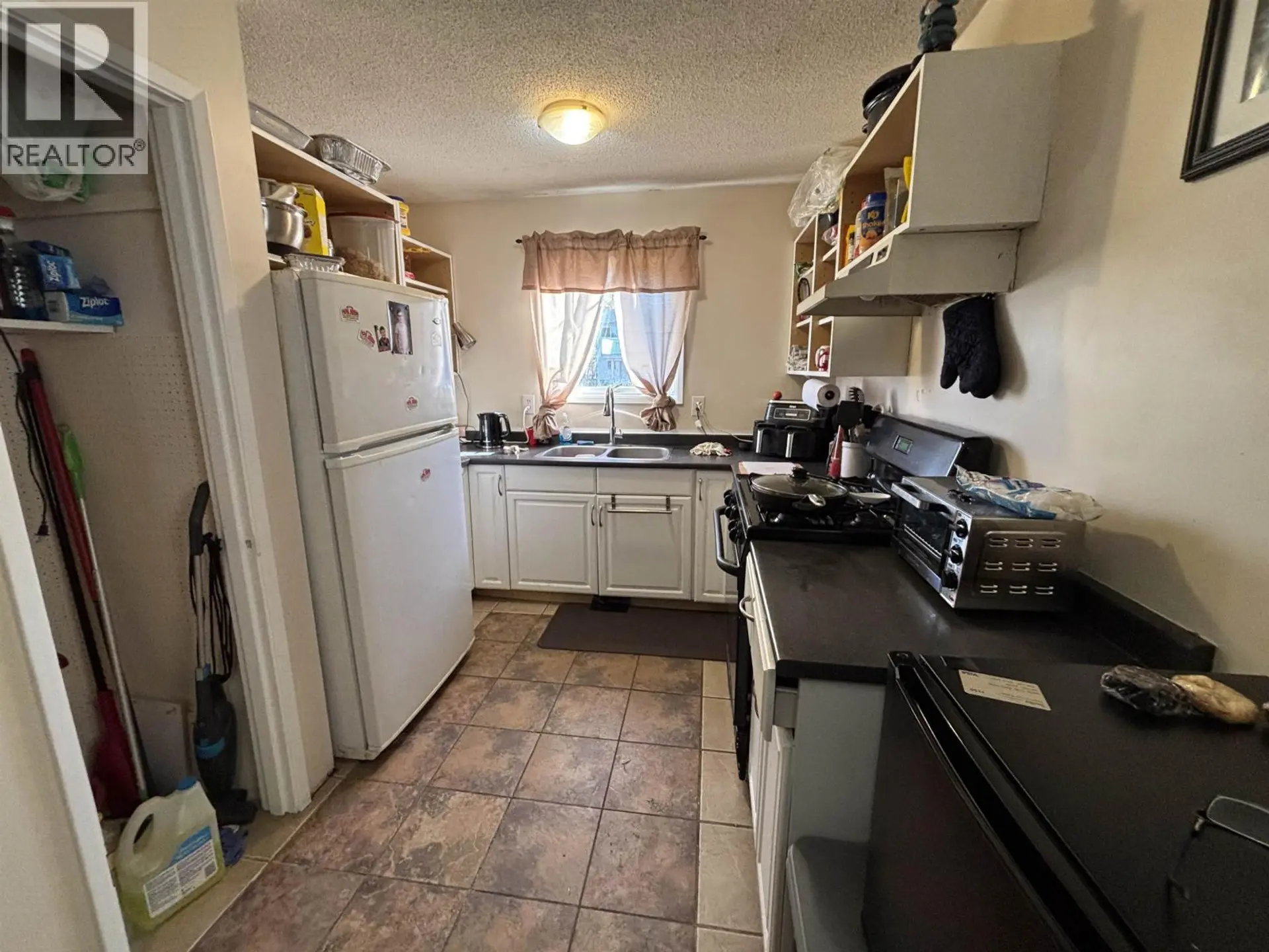 2375 OAK STREET - Image 2