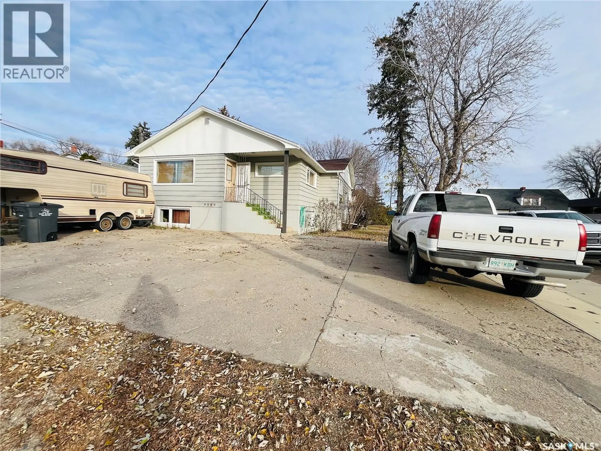335 Chaplin STREET W - Image 2