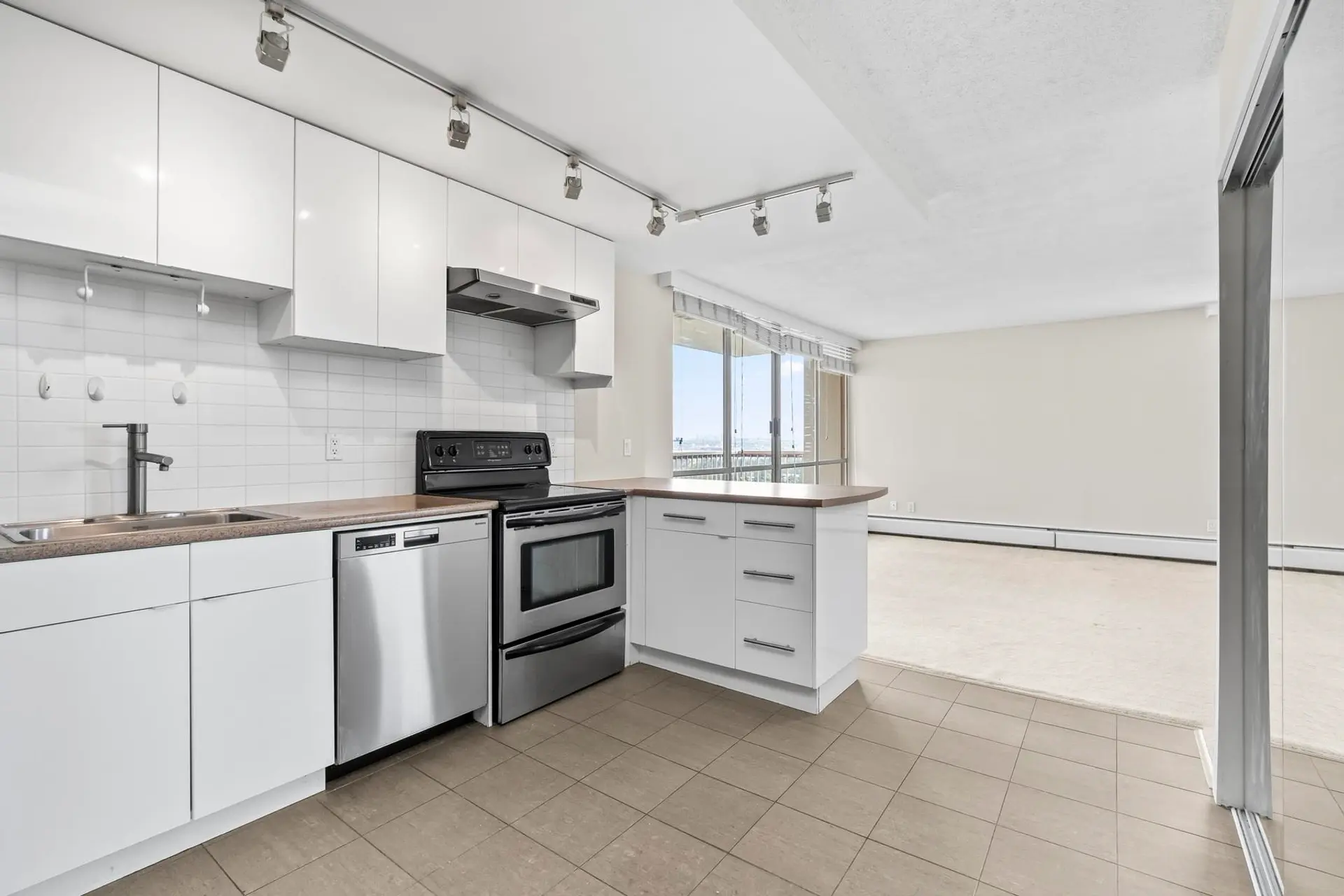 Property at #1610 2016 Fullerton Avenue, North Vancouver, BC