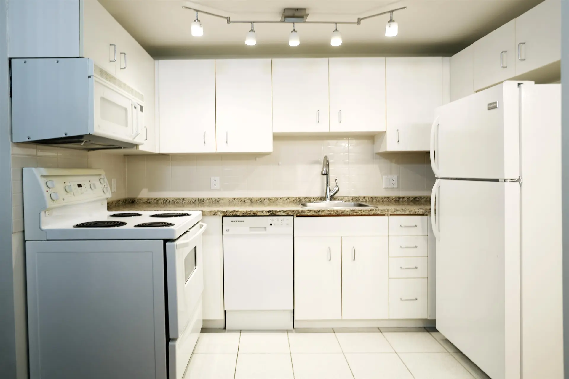 #807 555 Jervis Street - Image 4