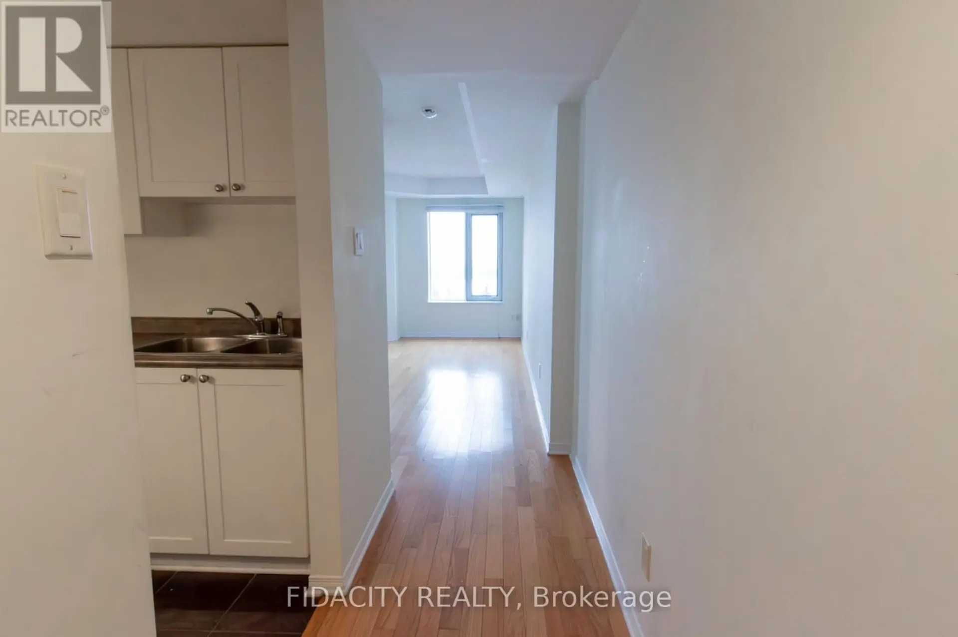 #5C 310 CENTRAL PARK DRIVE - Image 2