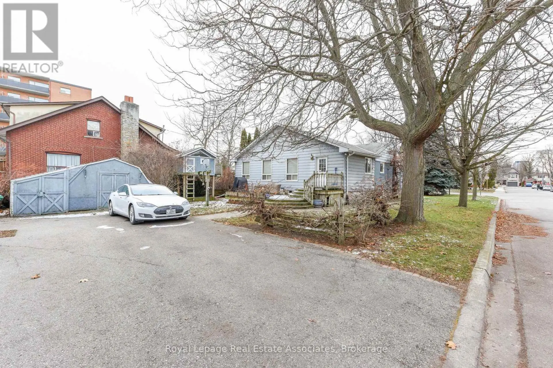 1089 SENECA AVENUE - Image 9