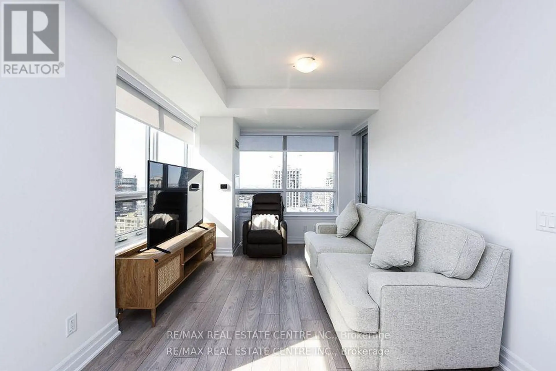 #3209 36 ELM DRIVE W - Image 8