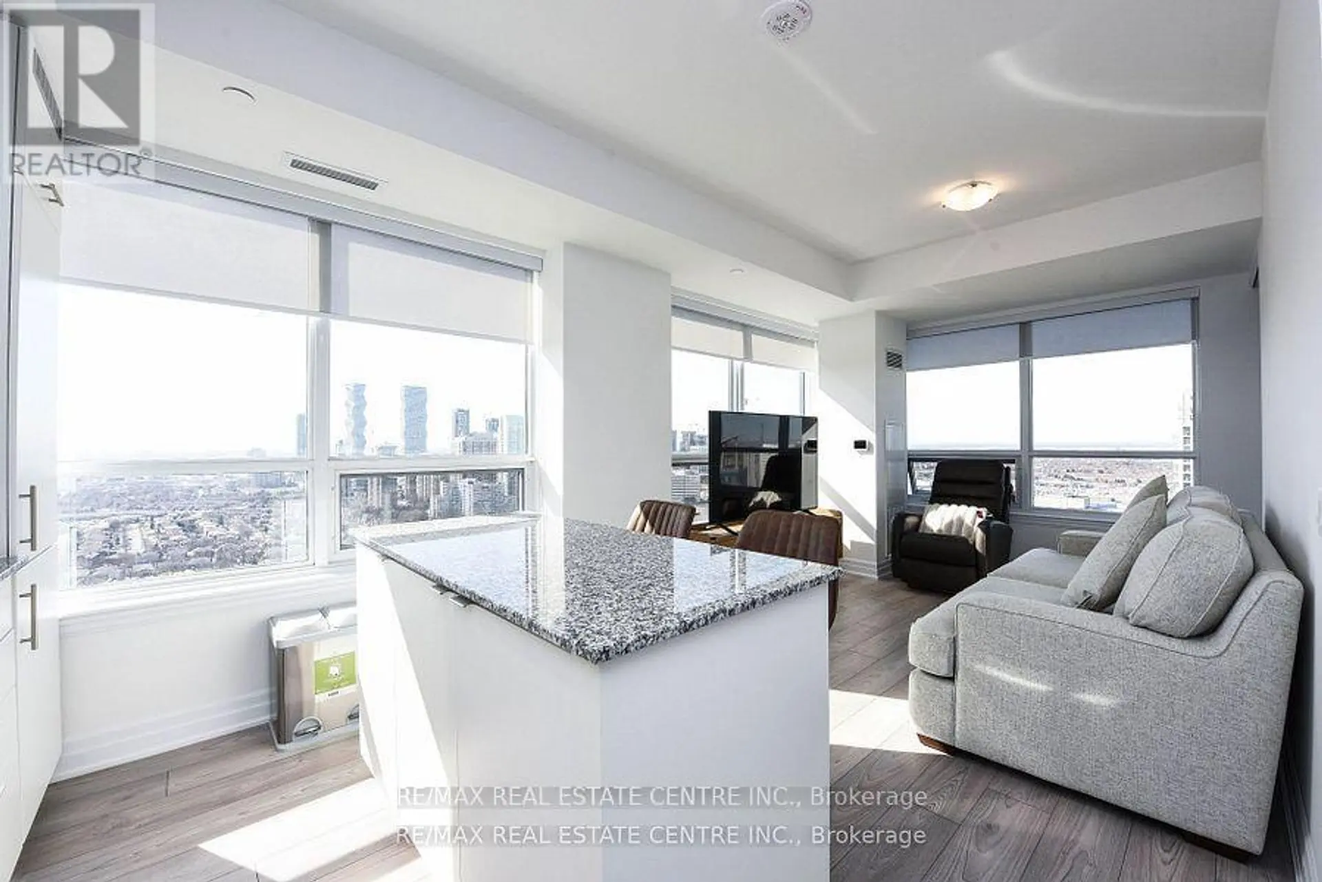#3209 36 ELM DRIVE W - Image 9