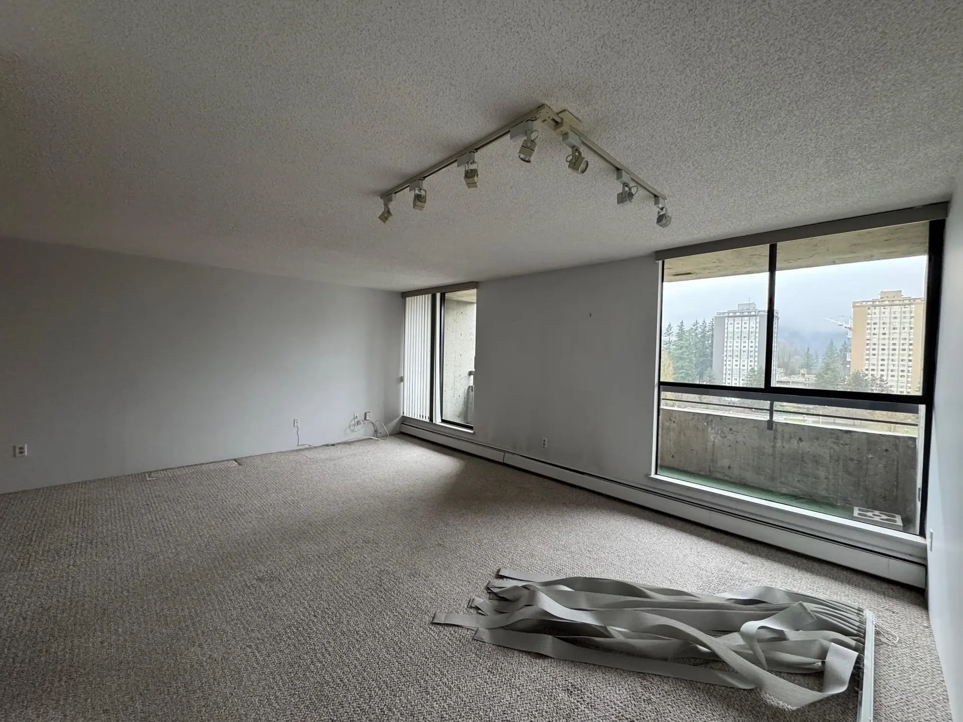 #1401 3755 Bartlett Court - Image 4