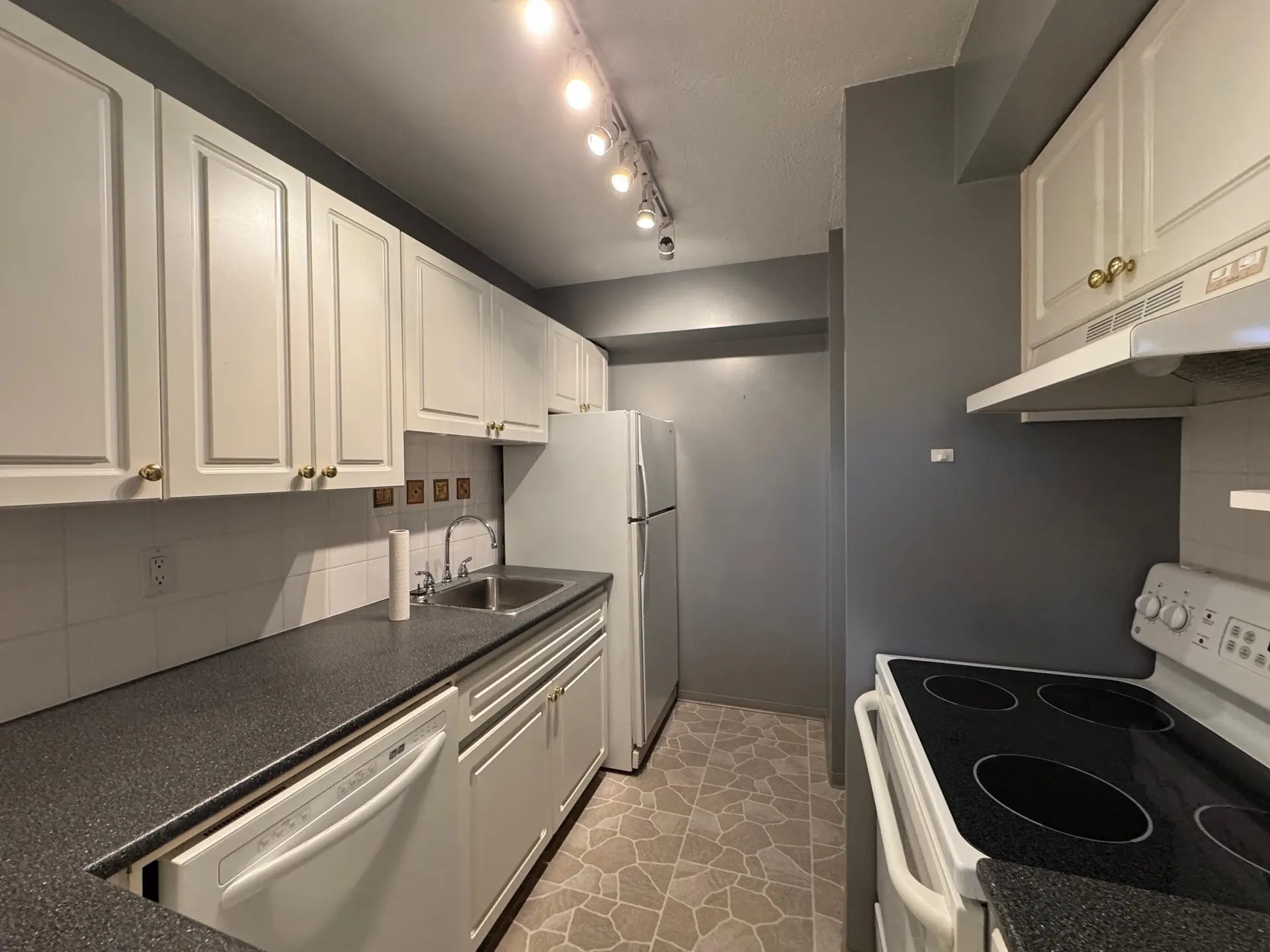 #1401 3755 Bartlett Court - Image 8