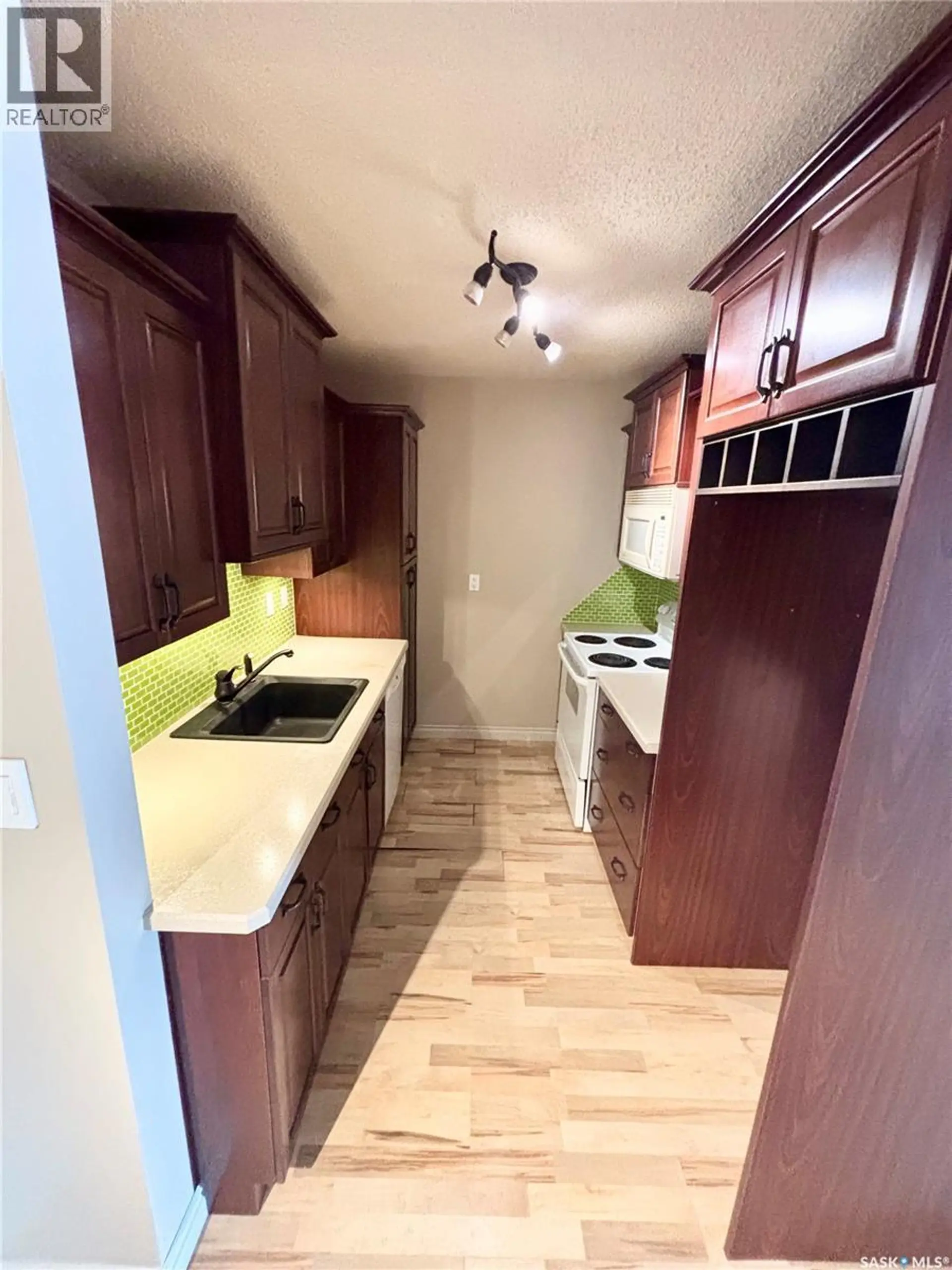#170 160 Gore PLACE - Image 1