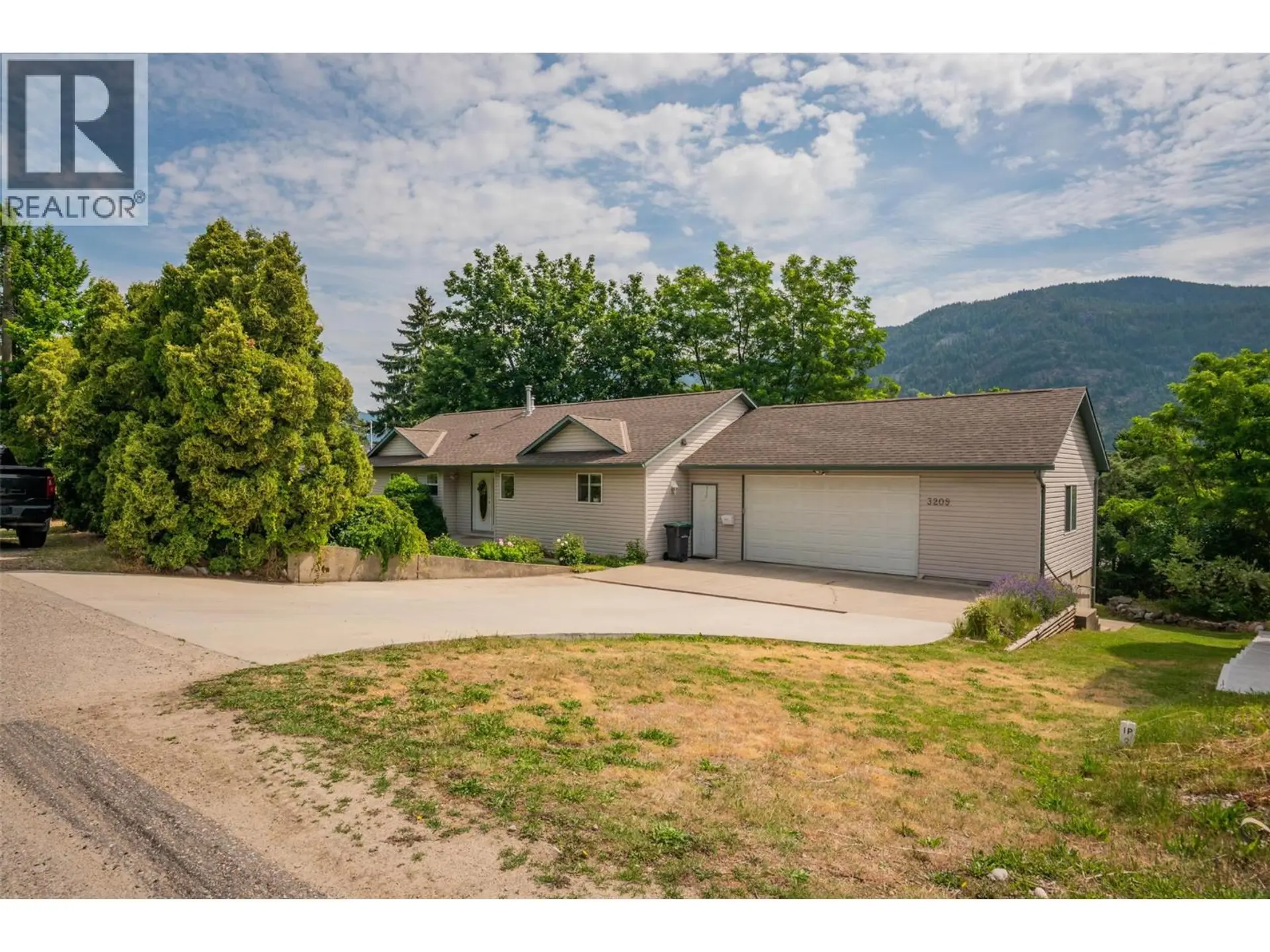 Property at 3209 5th Avenue, Castlegar, BC
