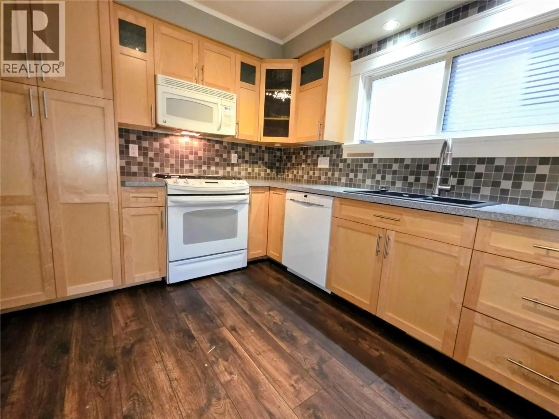 363 Rossland Avenue - Image 4