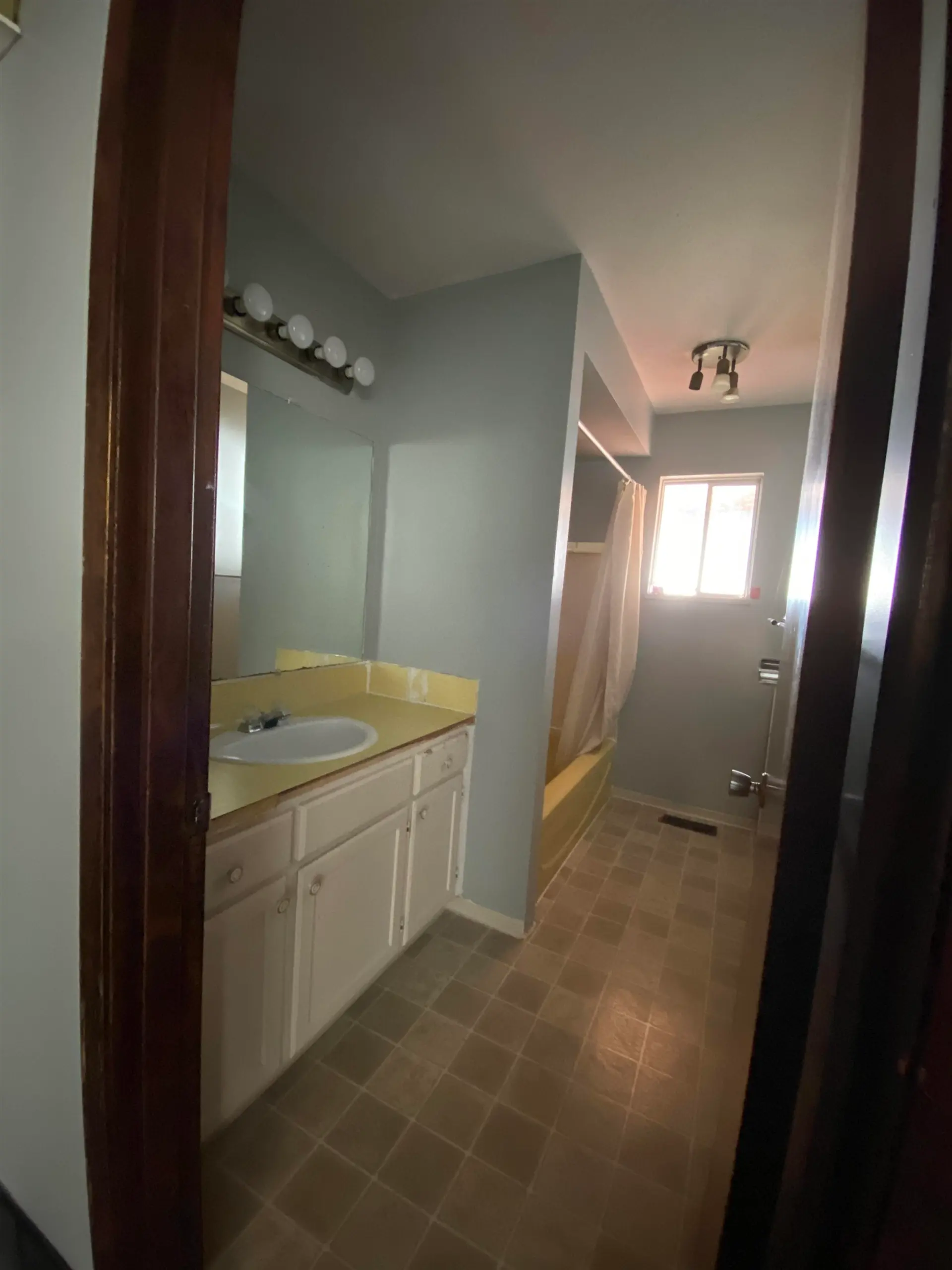 15855 Vine Avenue - Image 3