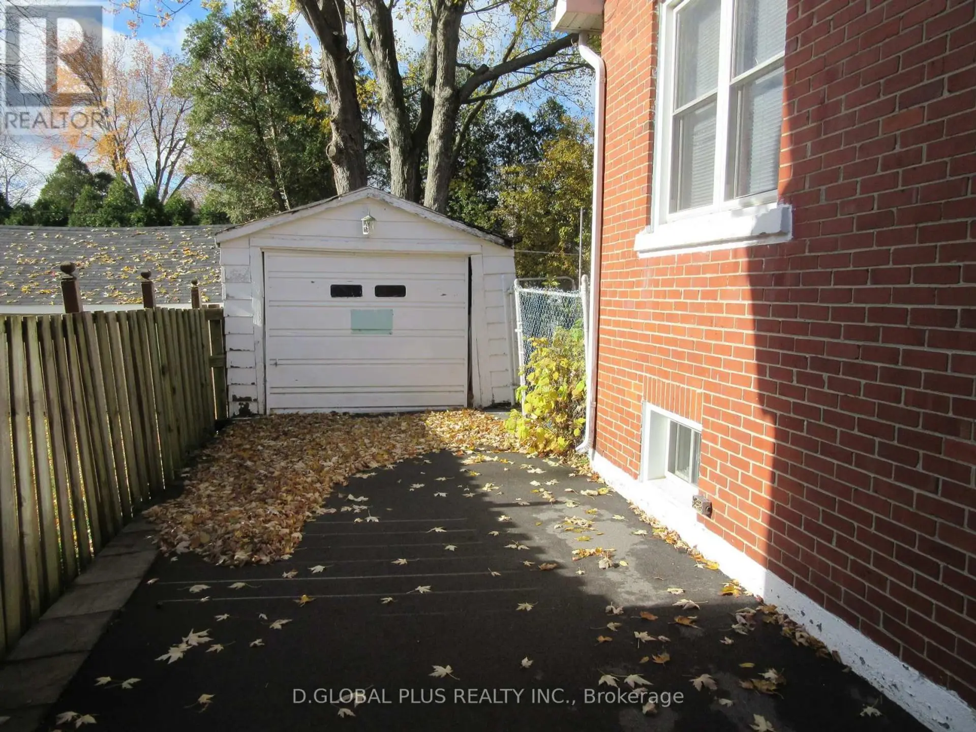 11 DUNBAR AVENUE N - Image 2