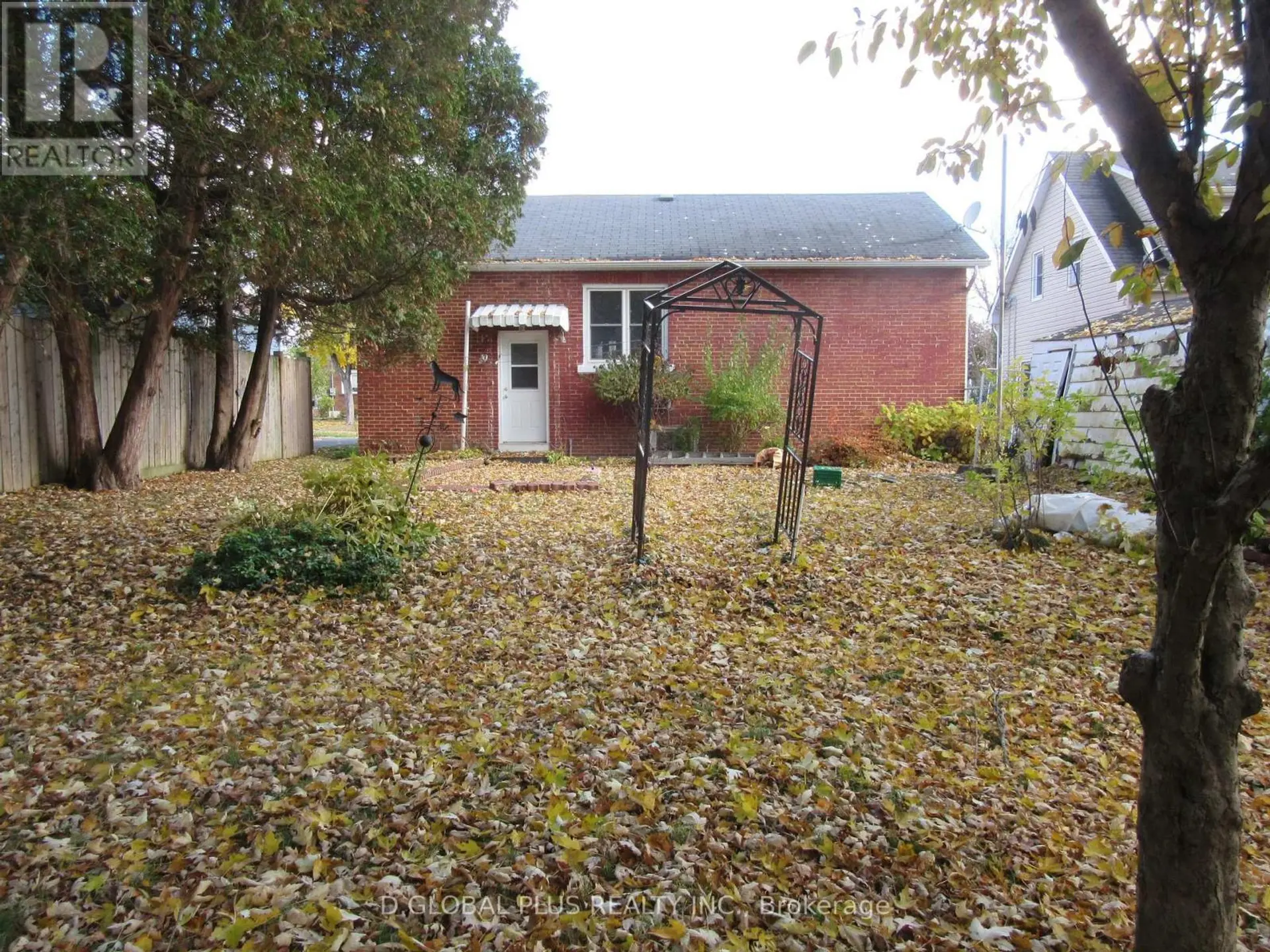 11 DUNBAR AVENUE N - Image 4
