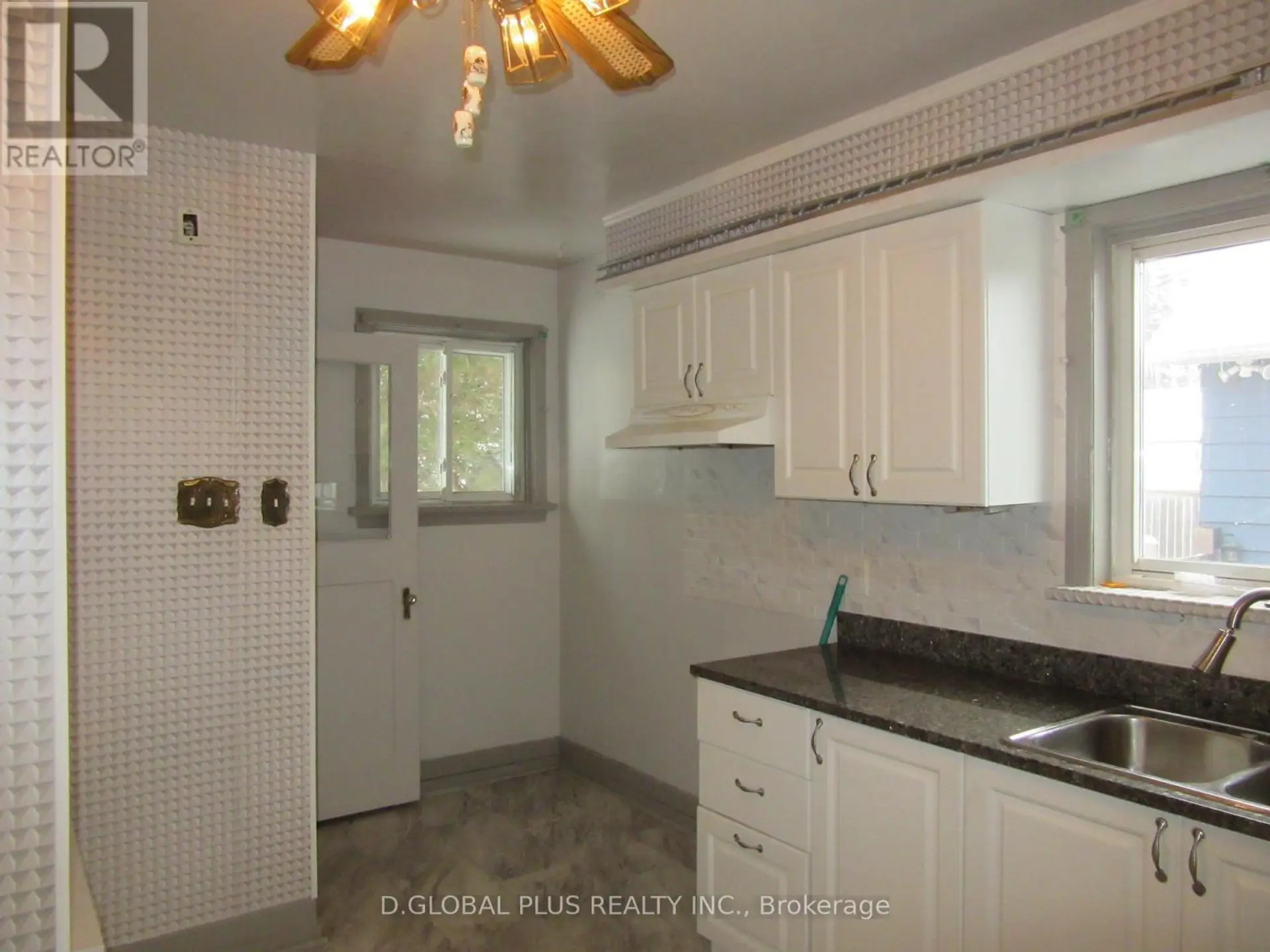 11 DUNBAR AVENUE N - Image 6