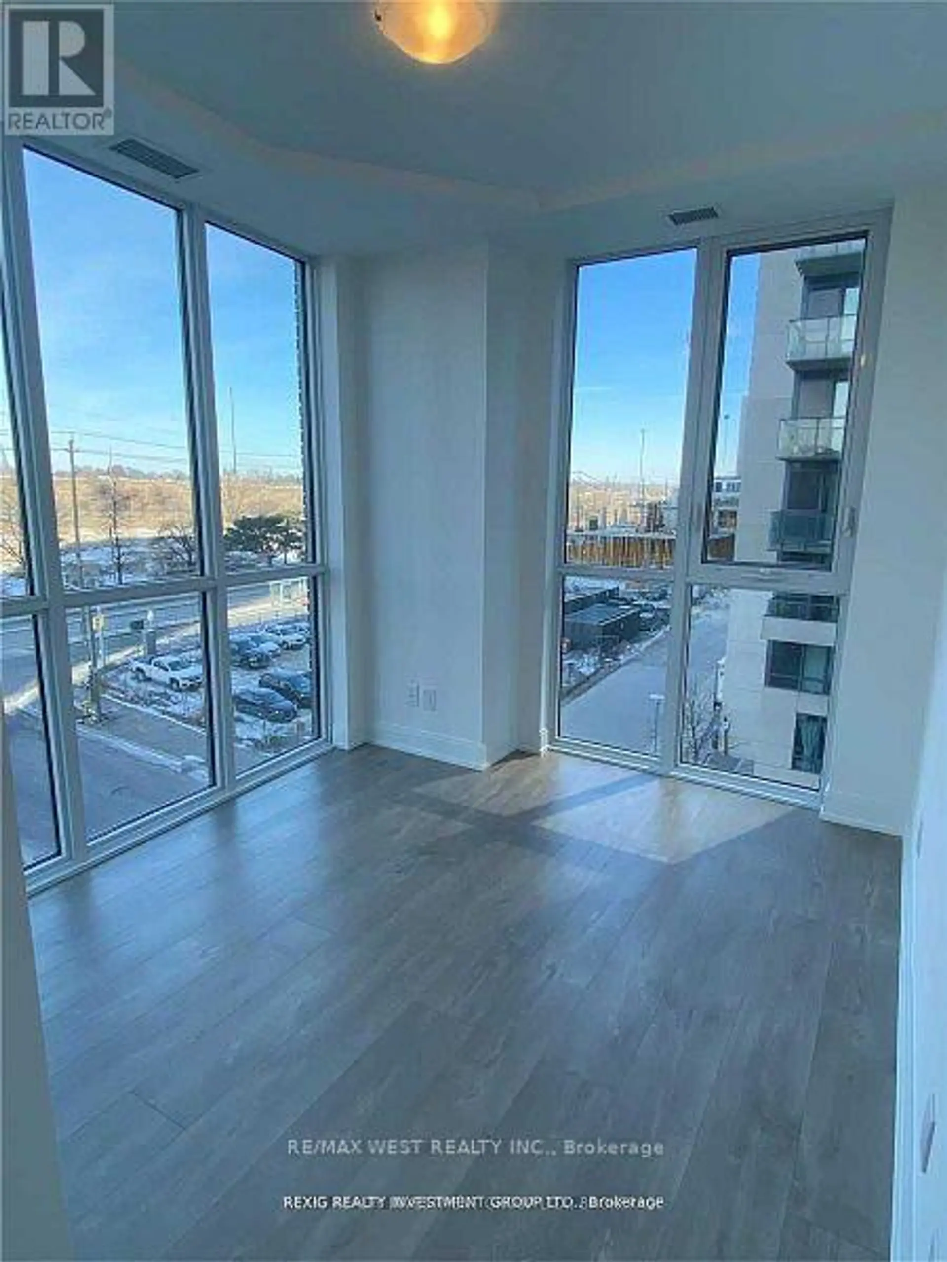 #404 70 ANNIE CRAIG DRIVE - Image 2