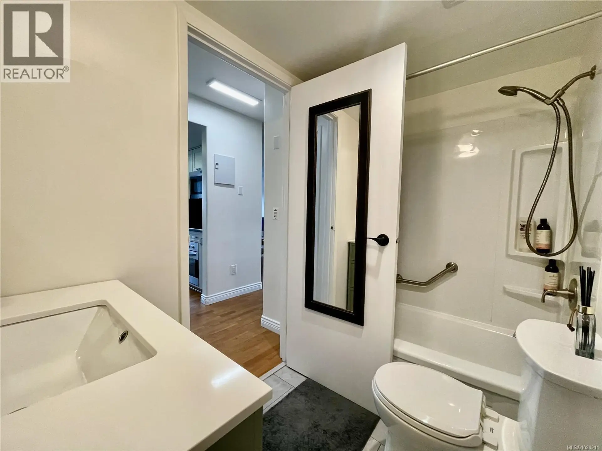 #359 2930 Washington Ave - Image 9