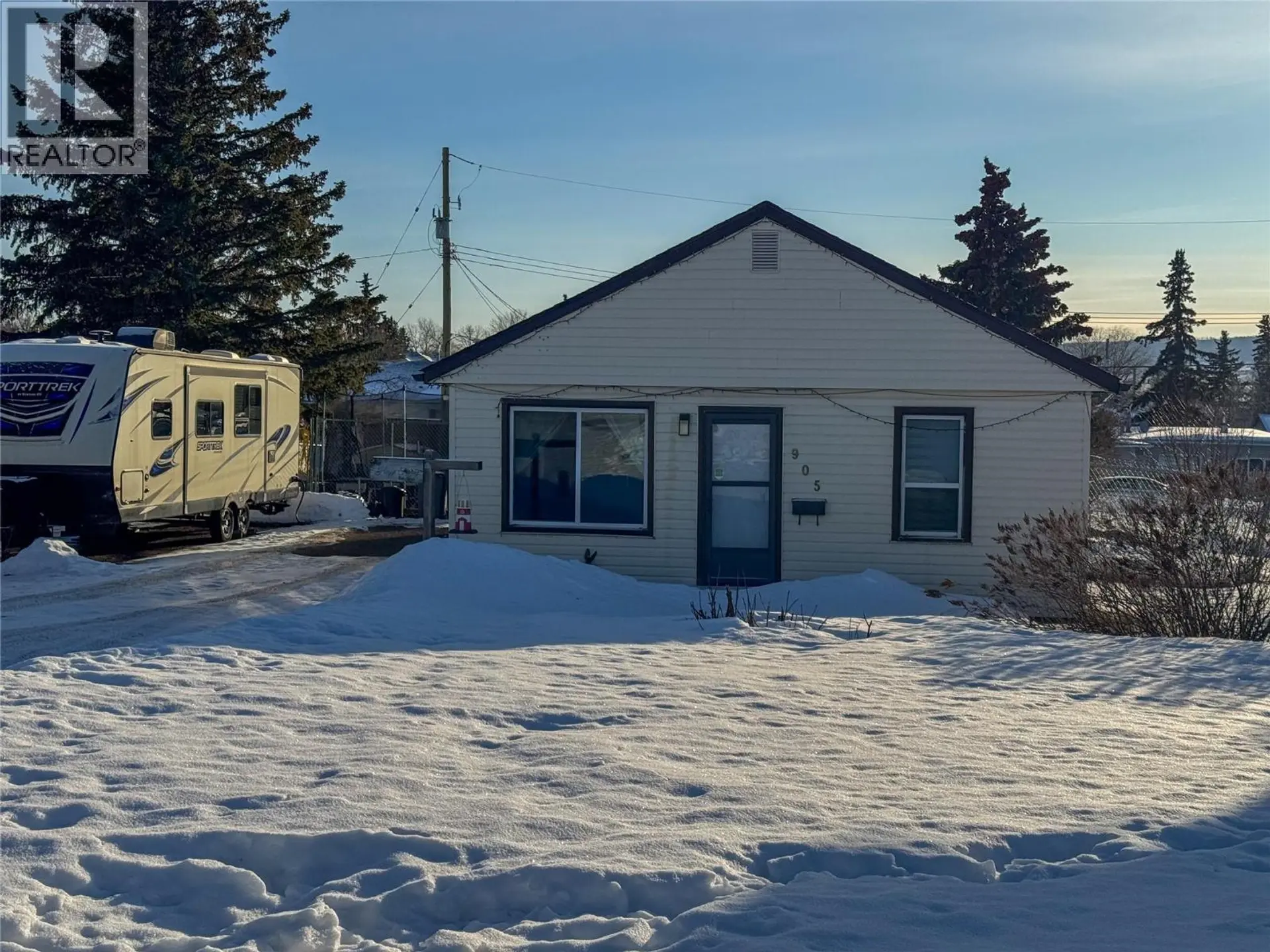 Property at 905 91 Avenue, Dawson Creek, BC