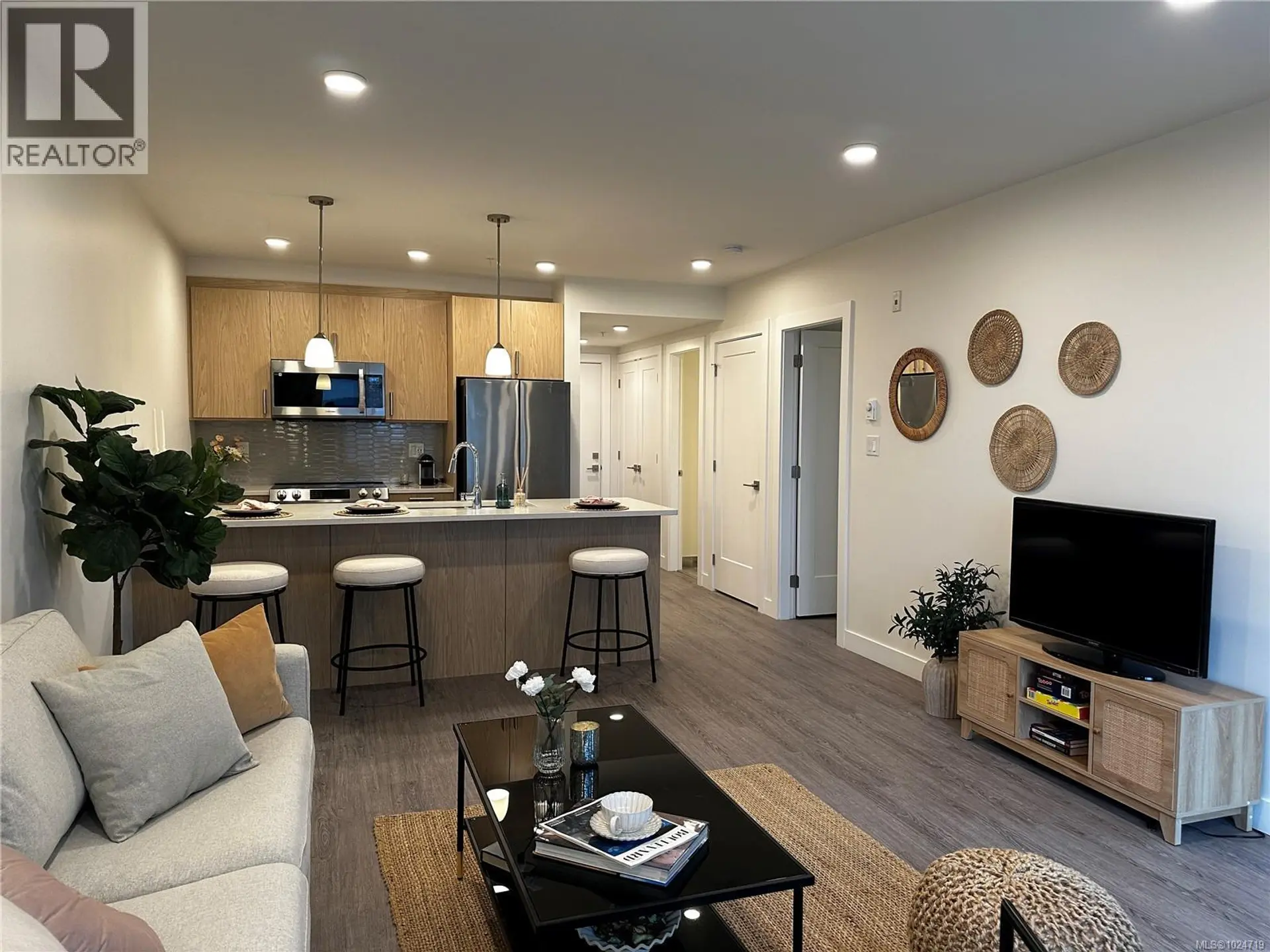 #206 135 Haliburton St - Image 2