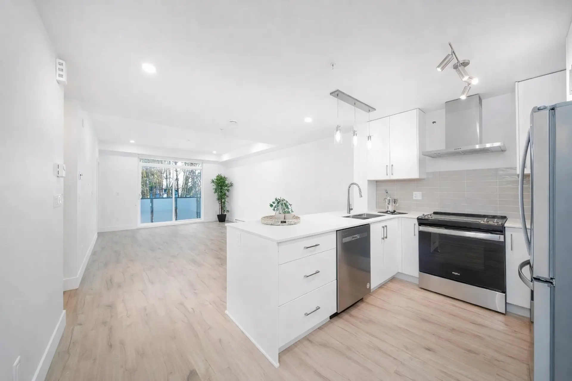 #19 6328 King George Boulevard - Image 2