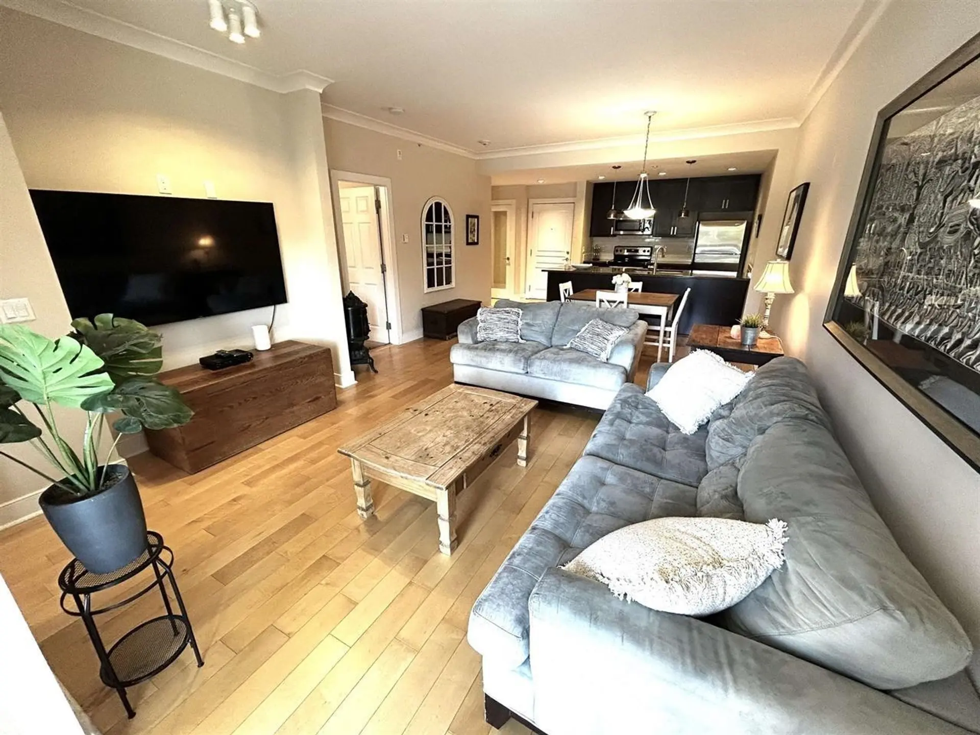 #405 5599 14b Avenue - Image 2