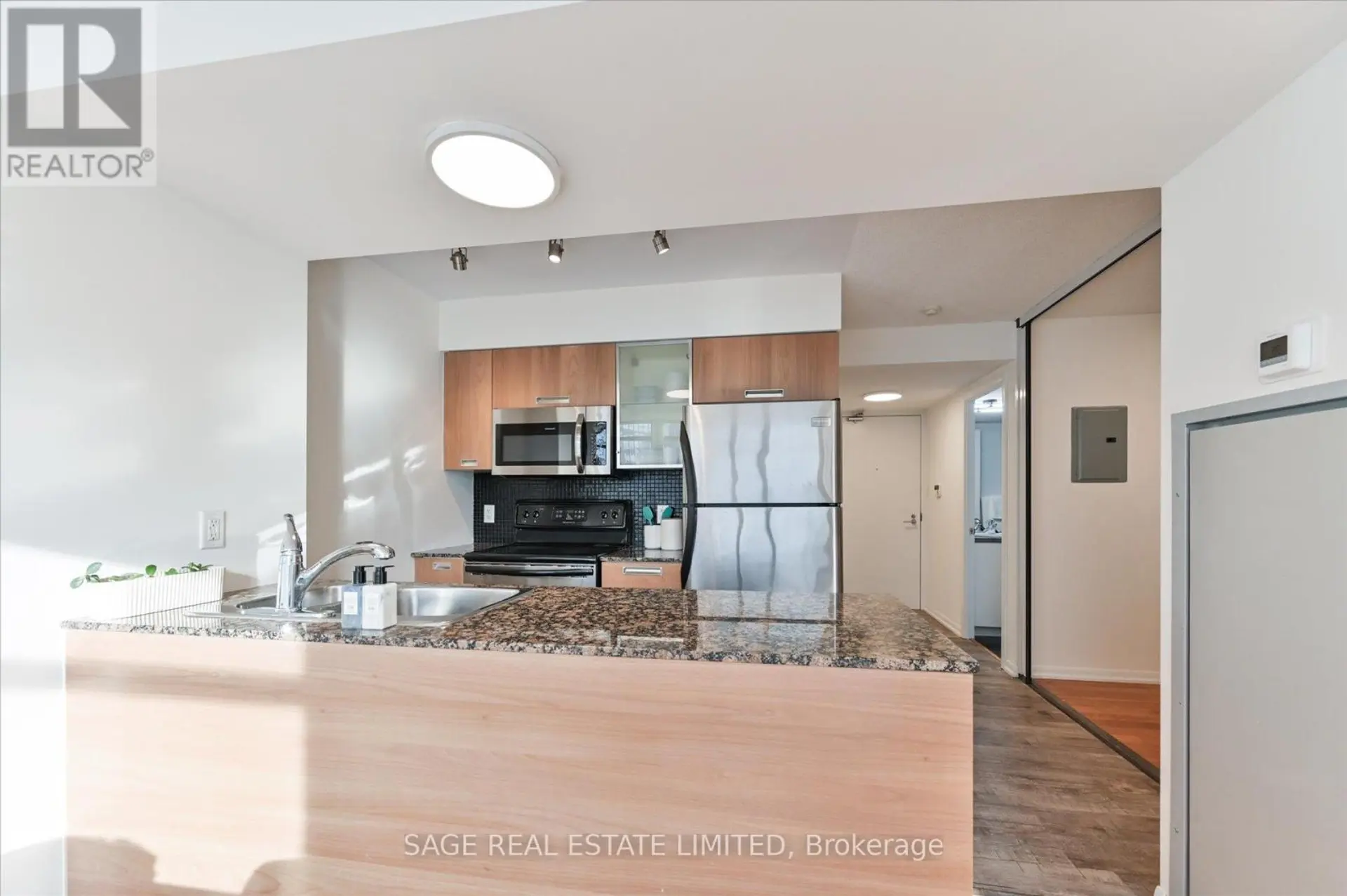 #902 38 GRENVILLE STREET - Image 11