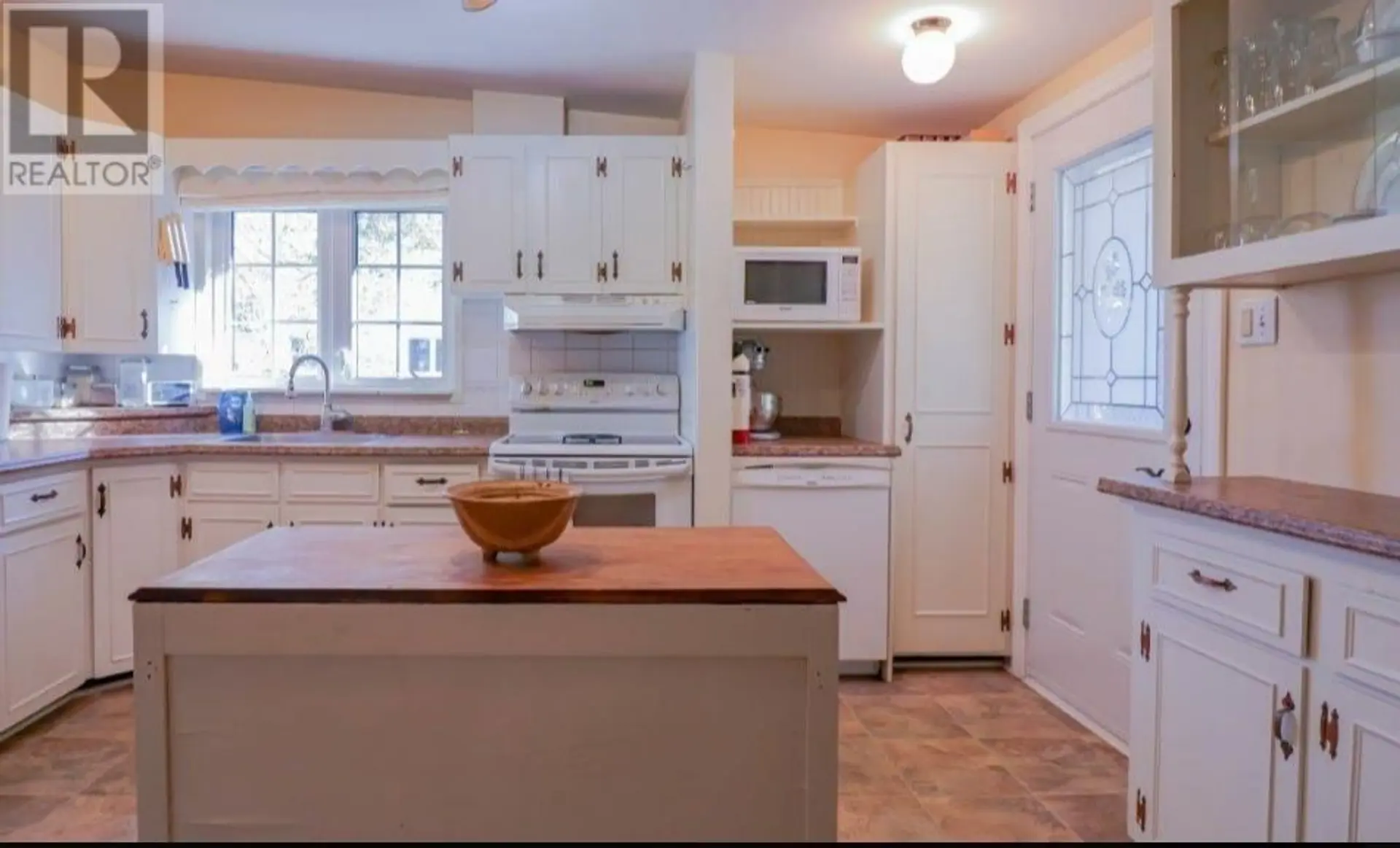 46 SAUNDERS AVENUE - Image 8