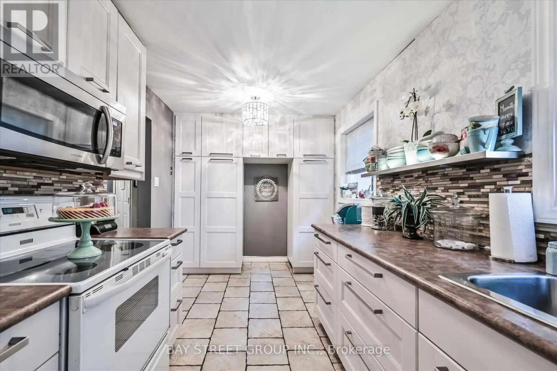 39 BARRINGTON CRESCENT - Image 3