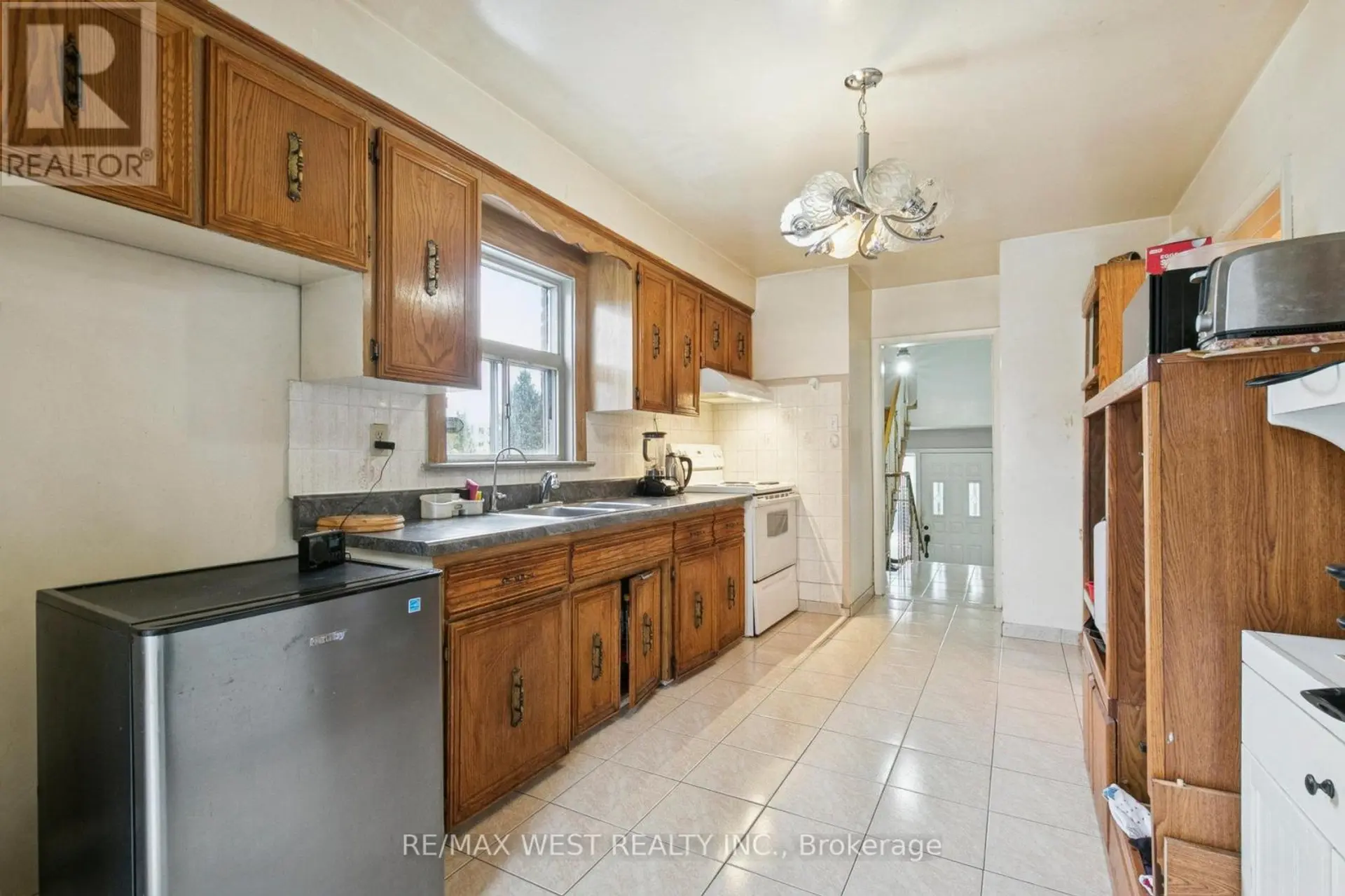562 ALLIANCE AVENUE - Image 6