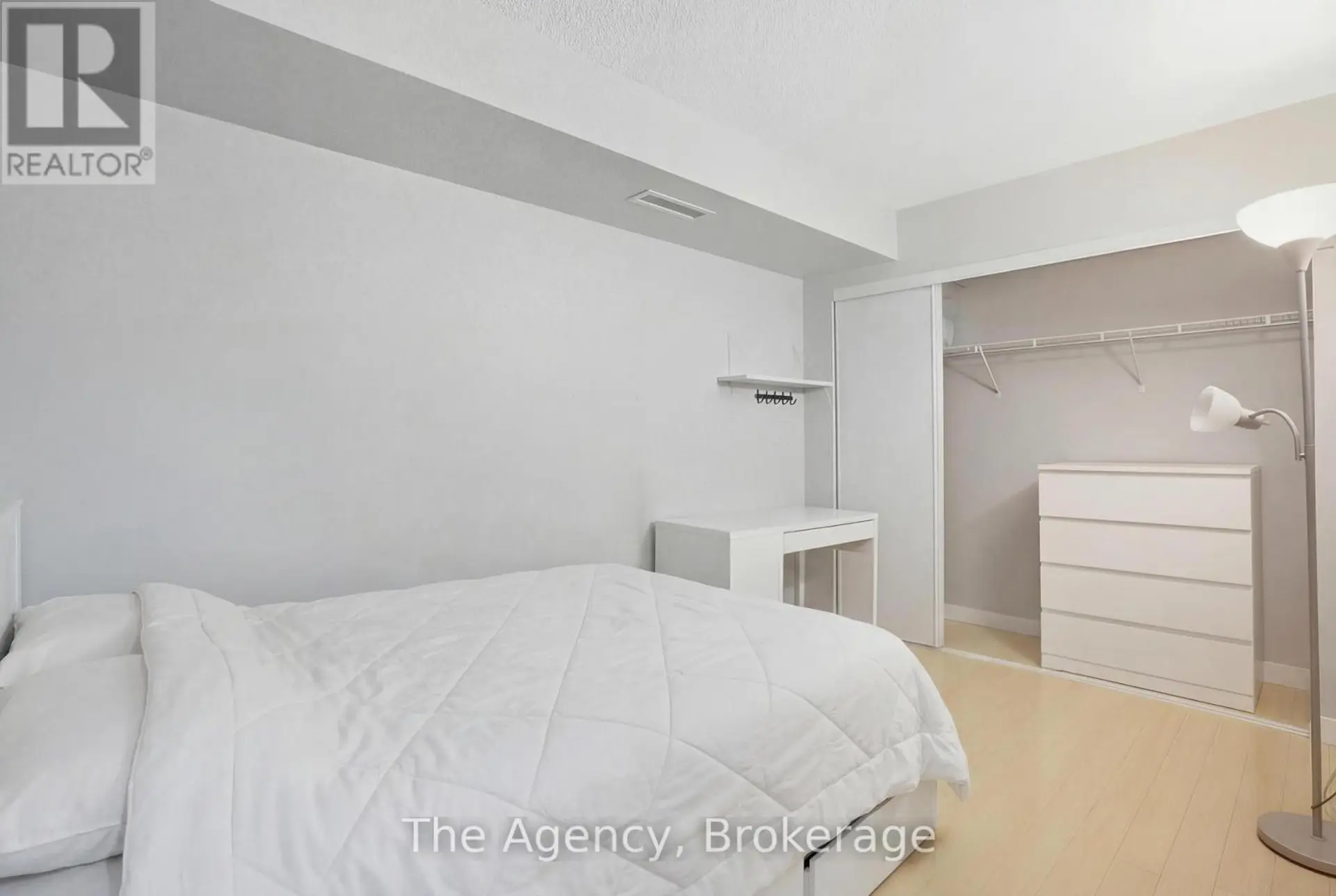 #210 76 SHUTER STREET - Image 4