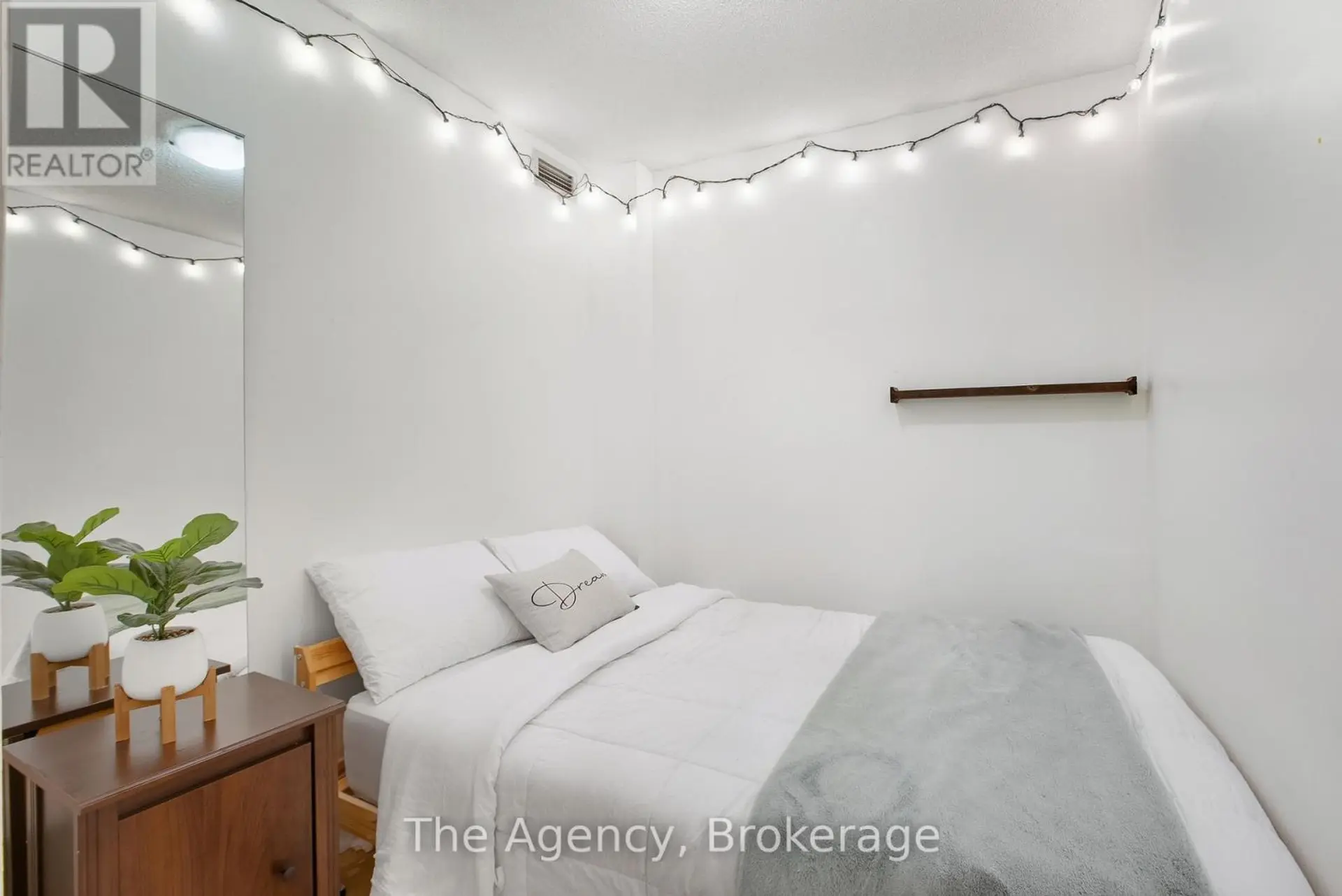 #210 76 SHUTER STREET - Image 6
