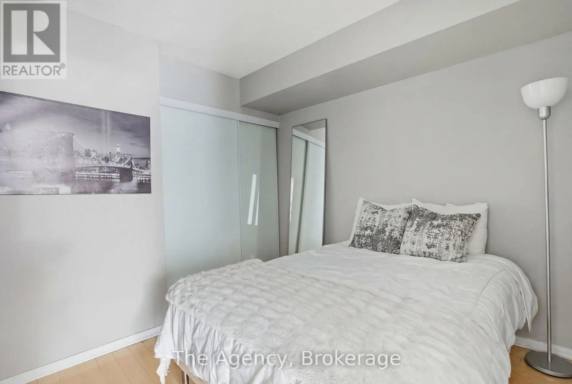 #210 76 SHUTER STREET - Image 7