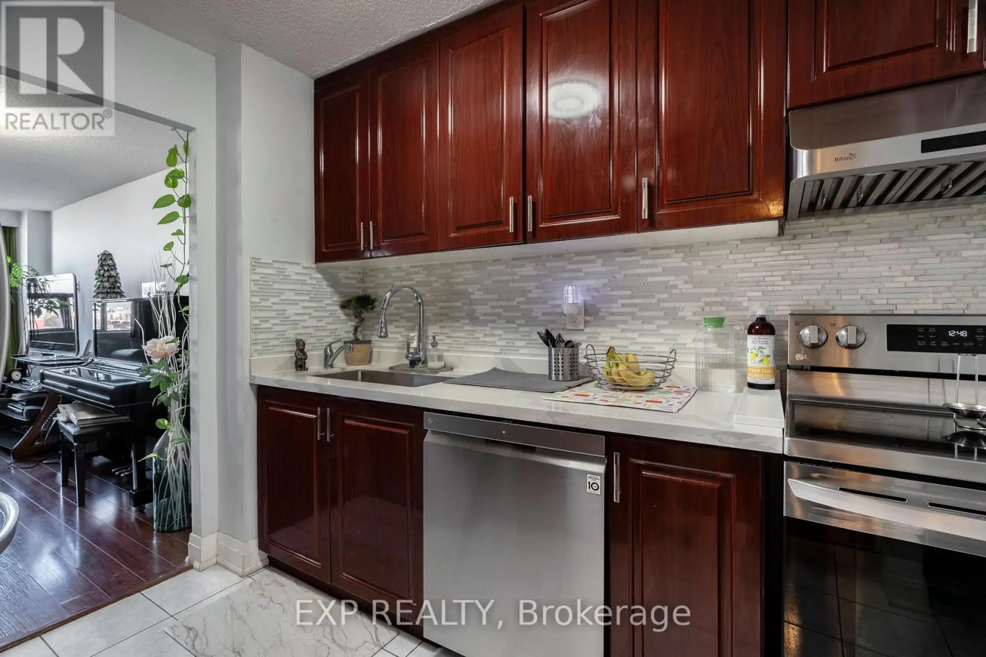 #714 45 SUNRISE AVENUE - Image 4