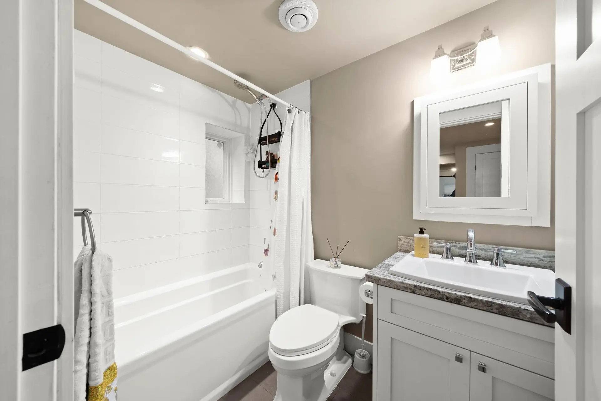 2576 Oxford Street - Image 16
