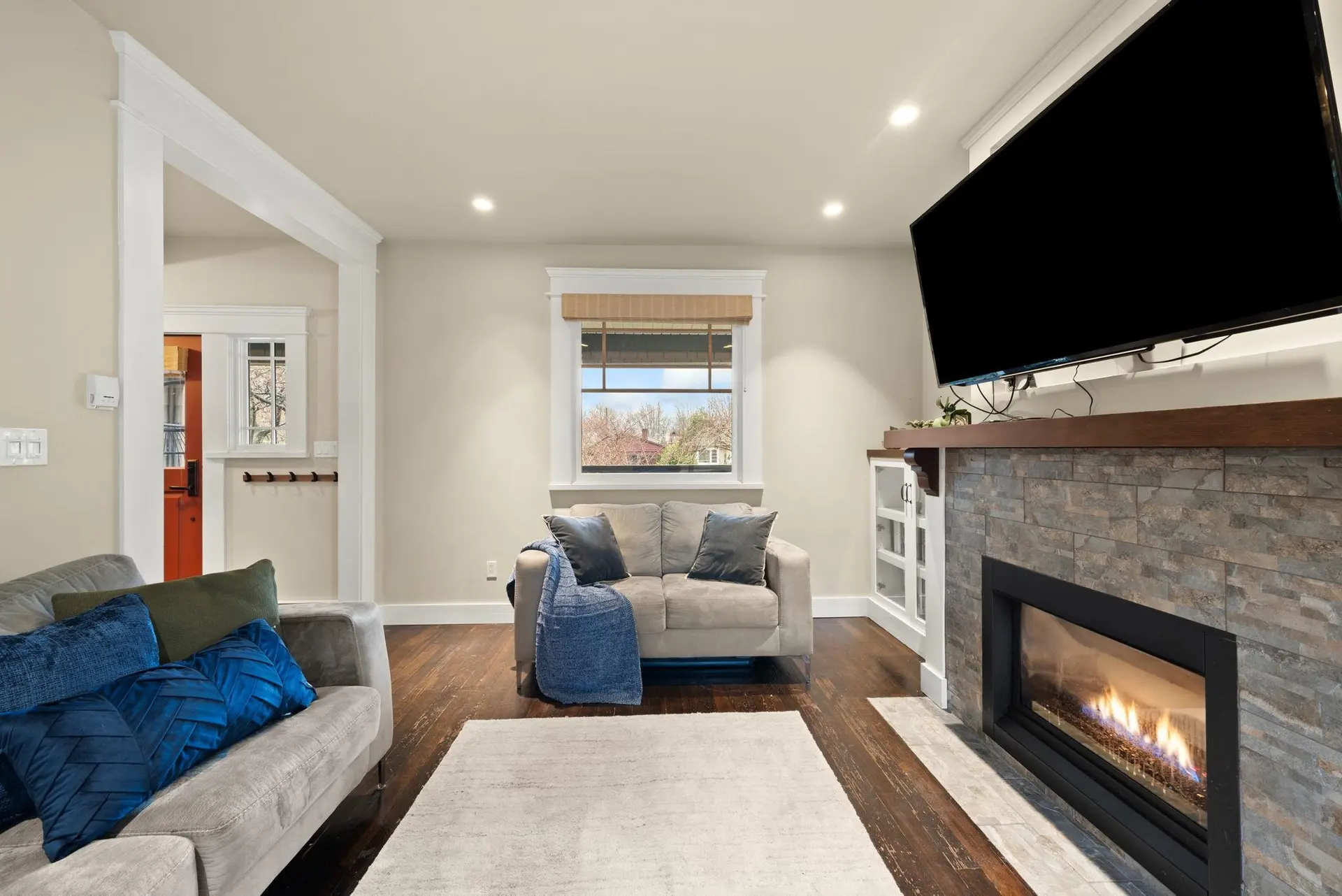 2576 Oxford Street - Image 3